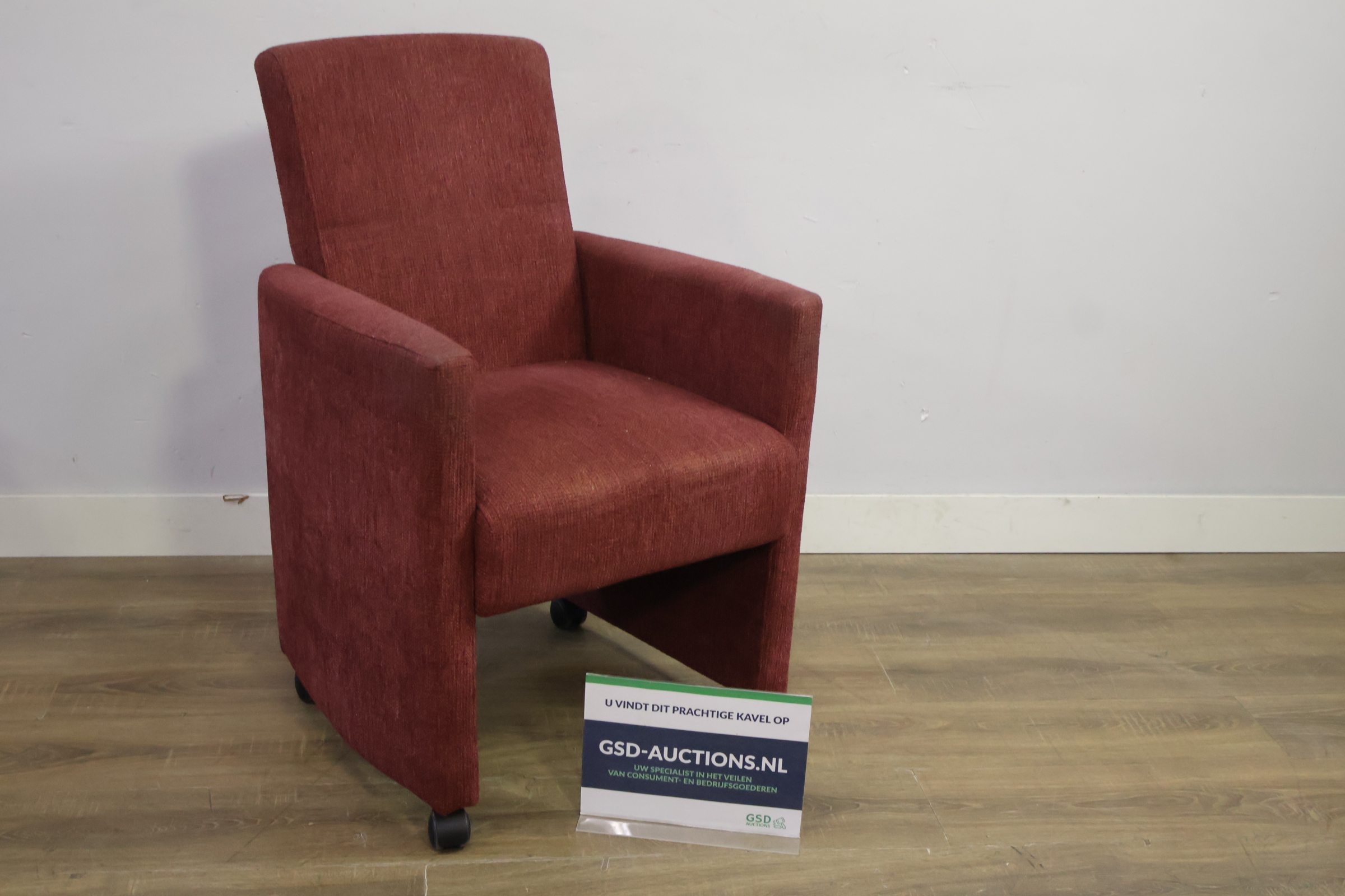 Rode stoffen fauteuil op wieltjes – foto 2 – kavel bij GSD Auctions, Zoeterwoude