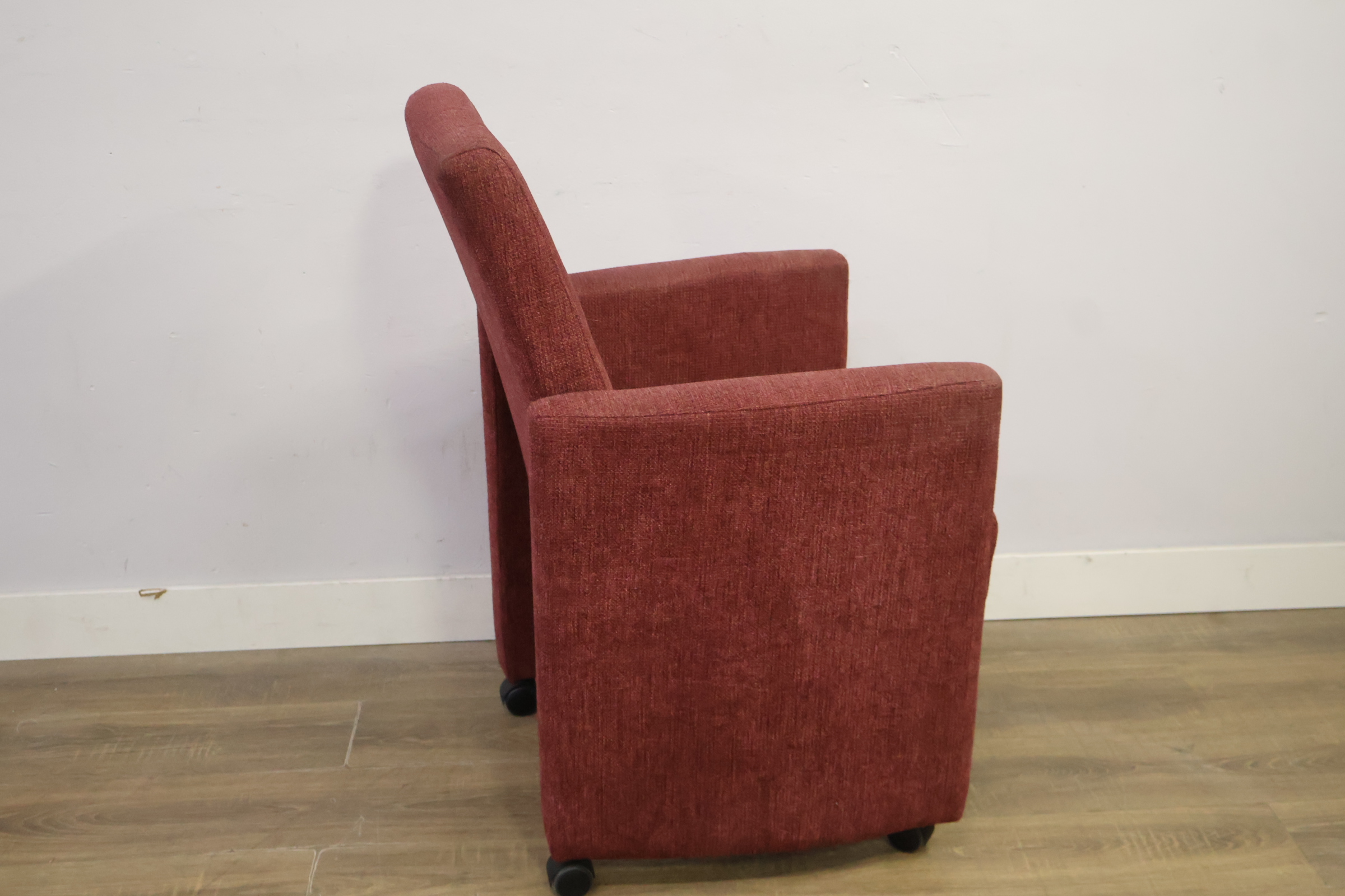 Rode stoffen fauteuil op wieltjes – foto 3 – kavel bij GSD Auctions, Zoeterwoude