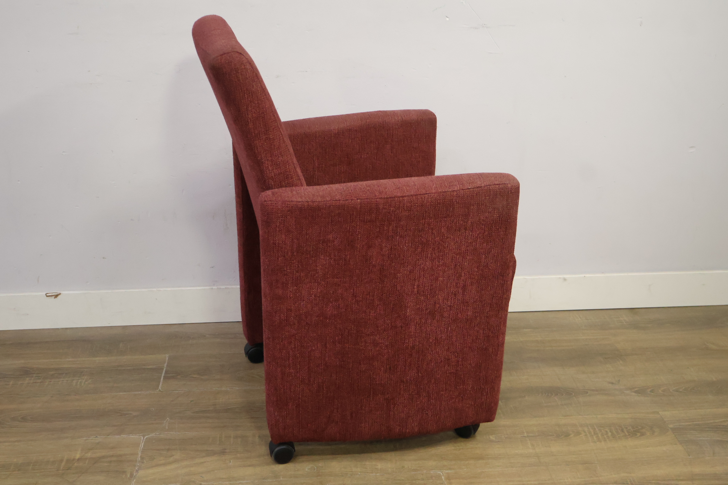 Rode stoffen fauteuil op wieltjes – foto 4 – kavel bij GSD Auctions, Zoeterwoude