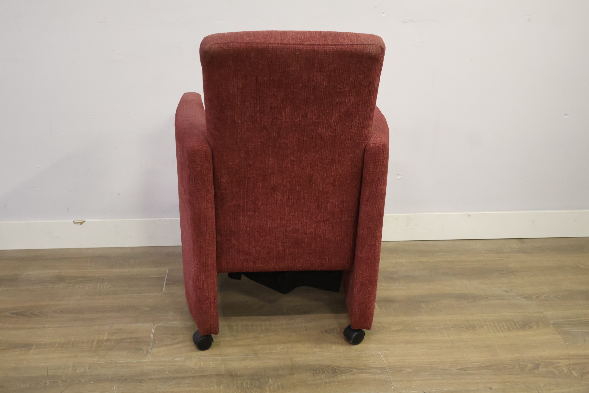 Rode stoffen fauteuil op wieltjes – foto 5 – kavel bij GSD Auctions, Zoeterwoude
