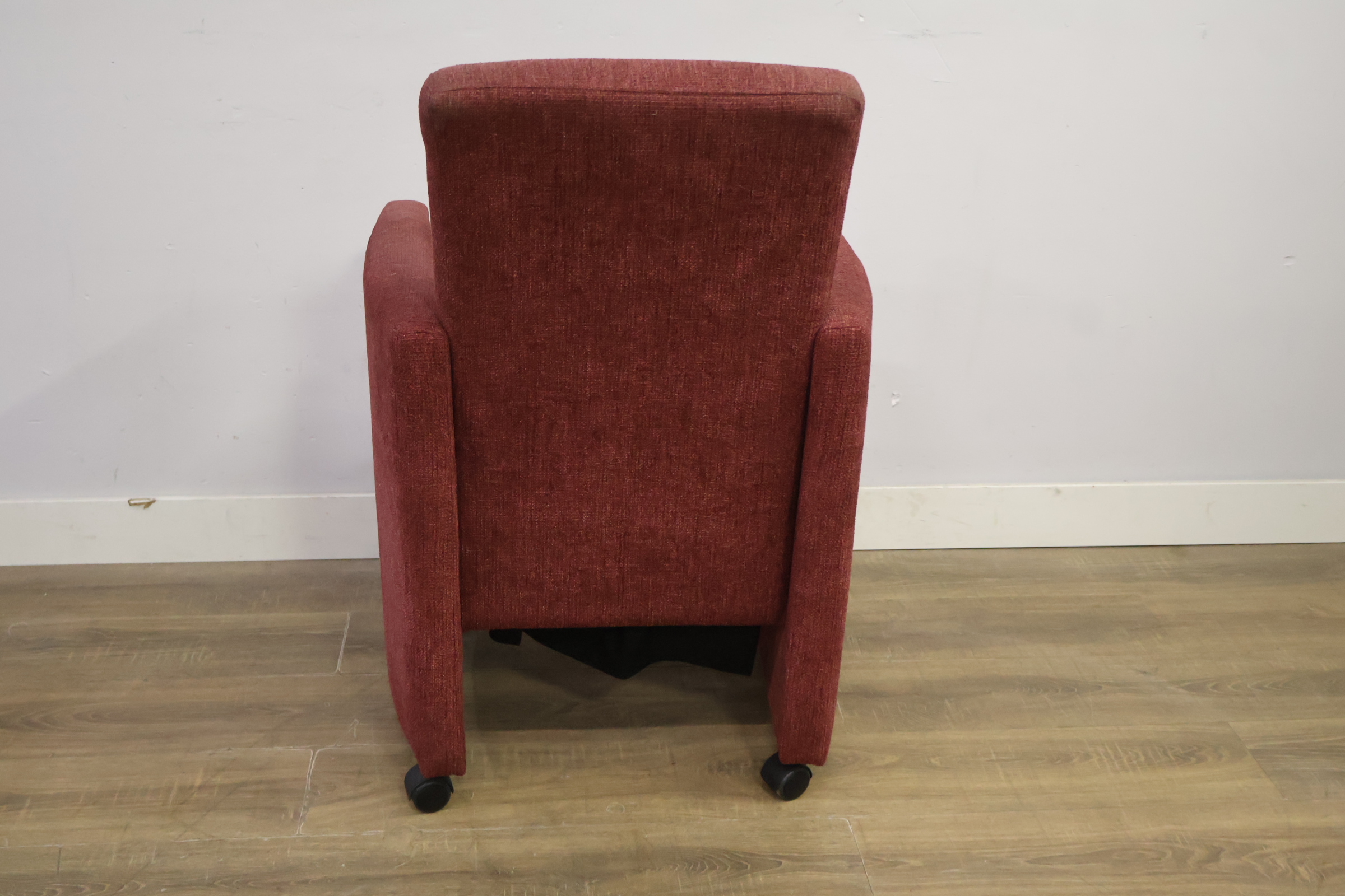 Rode stoffen fauteuil op wieltjes – foto 6 – kavel bij GSD Auctions, Zoeterwoude