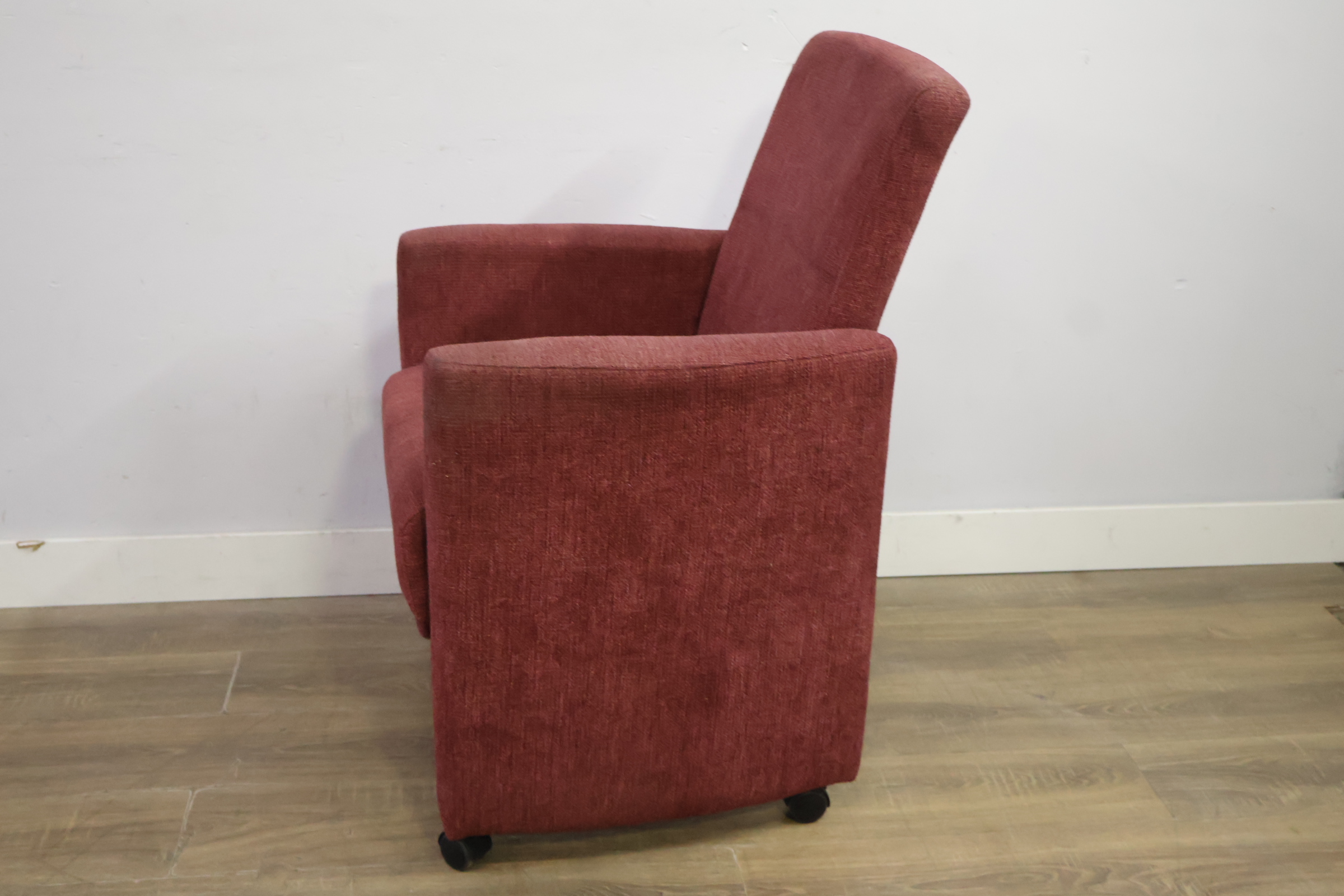 Rode stoffen fauteuil op wieltjes – foto 7 – kavel bij GSD Auctions, Zoeterwoude