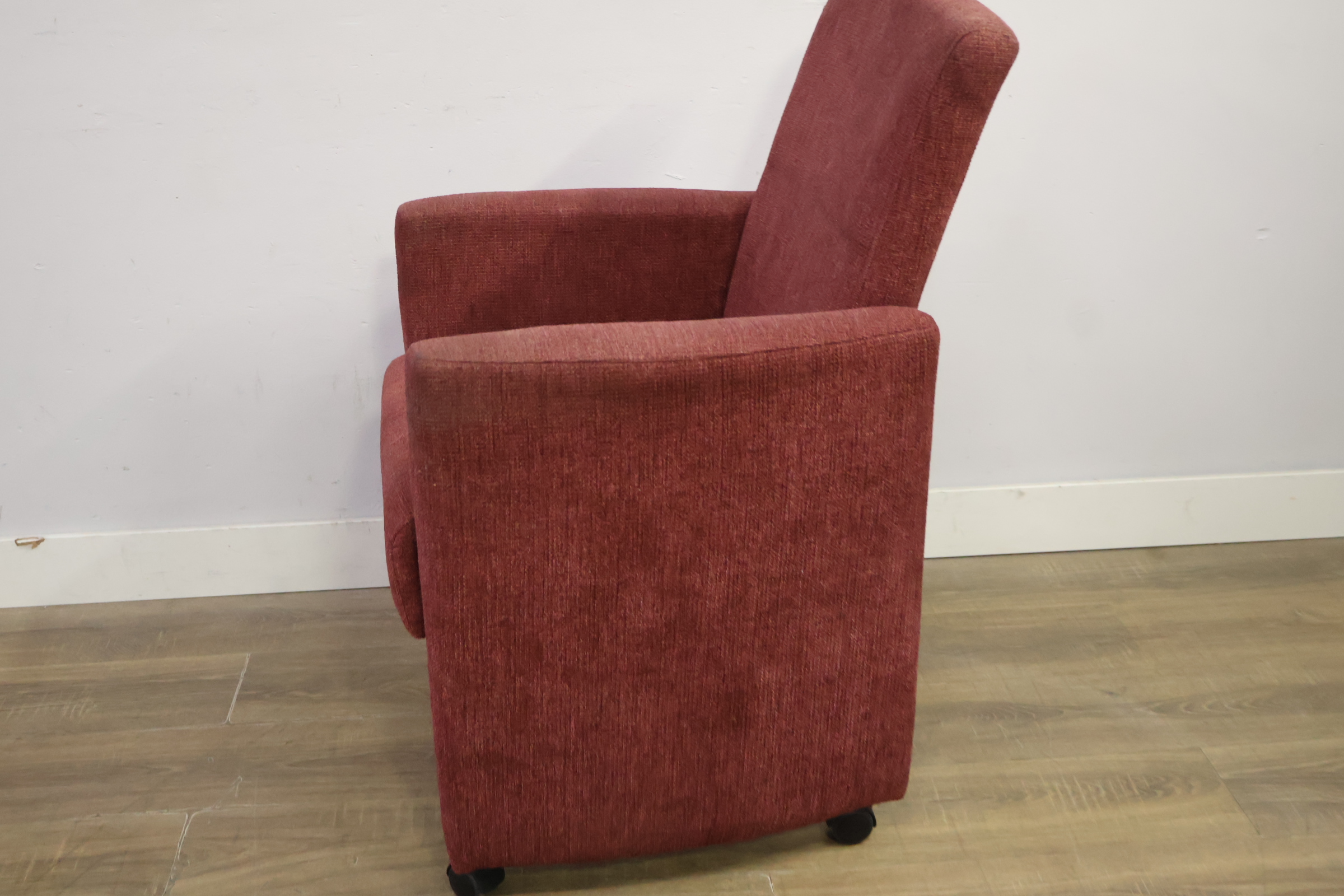 Rode stoffen fauteuil op wieltjes – foto 8 – kavel bij GSD Auctions, Zoeterwoude
