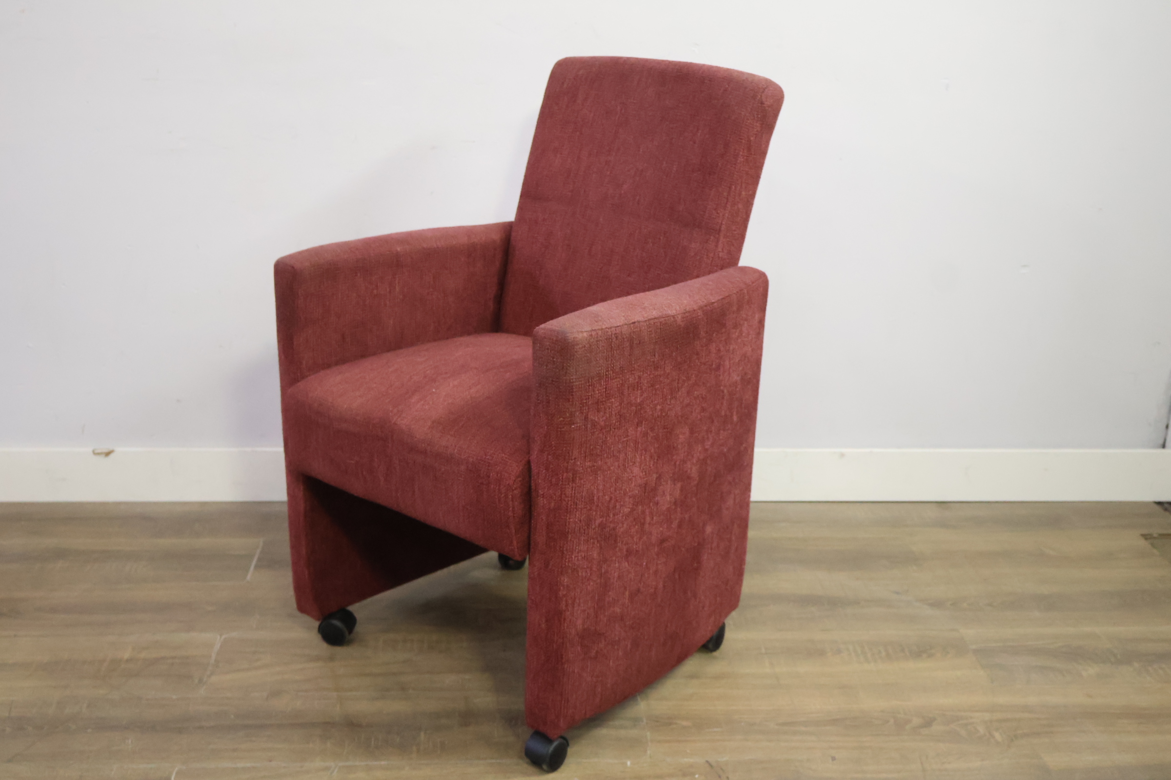 Rode stoffen fauteuil op wieltjes – foto 9 – kavel bij GSD Auctions, Zoeterwoude