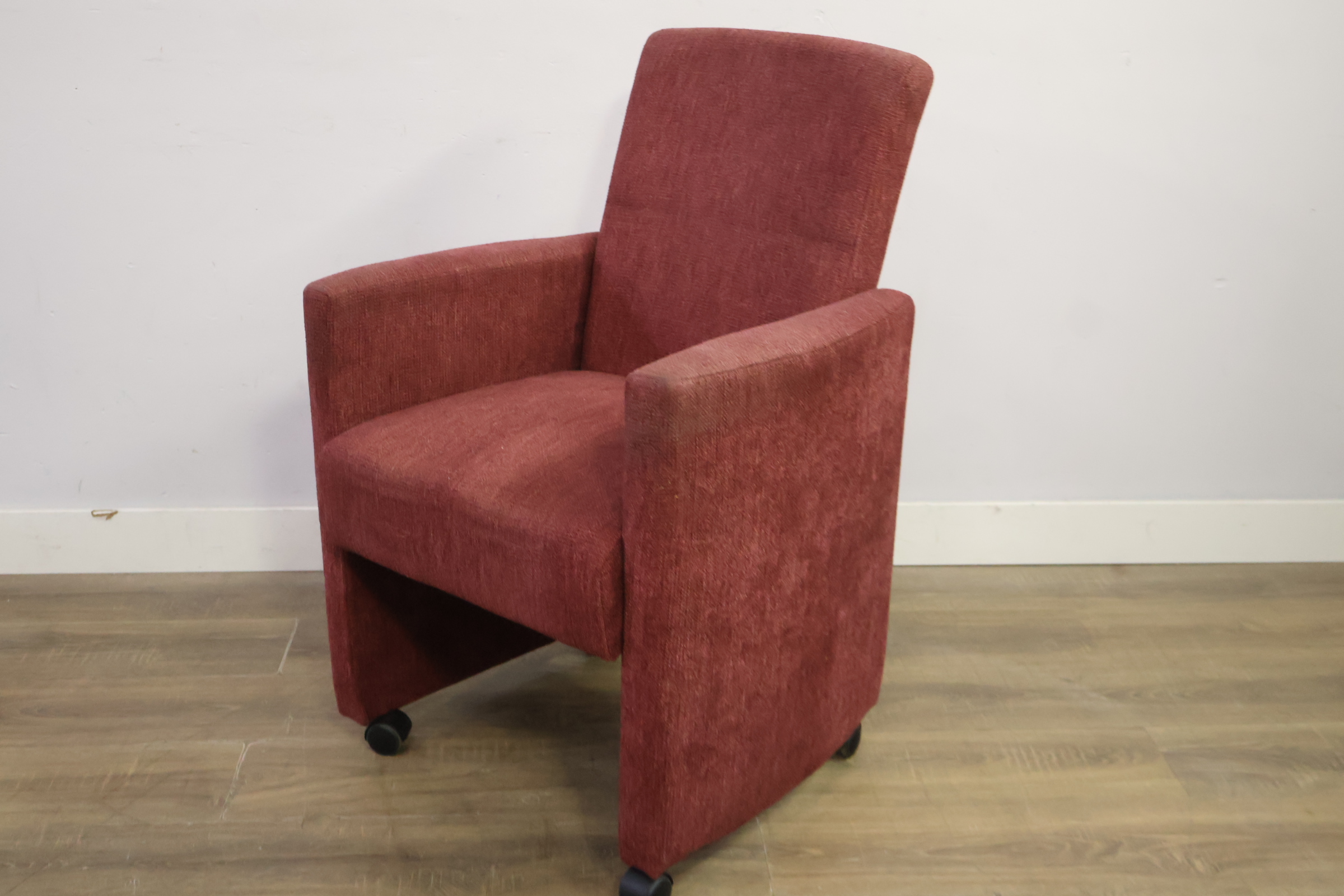 Rode stoffen fauteuil op wieltjes – foto 10 – kavel bij GSD Auctions, Zoeterwoude
