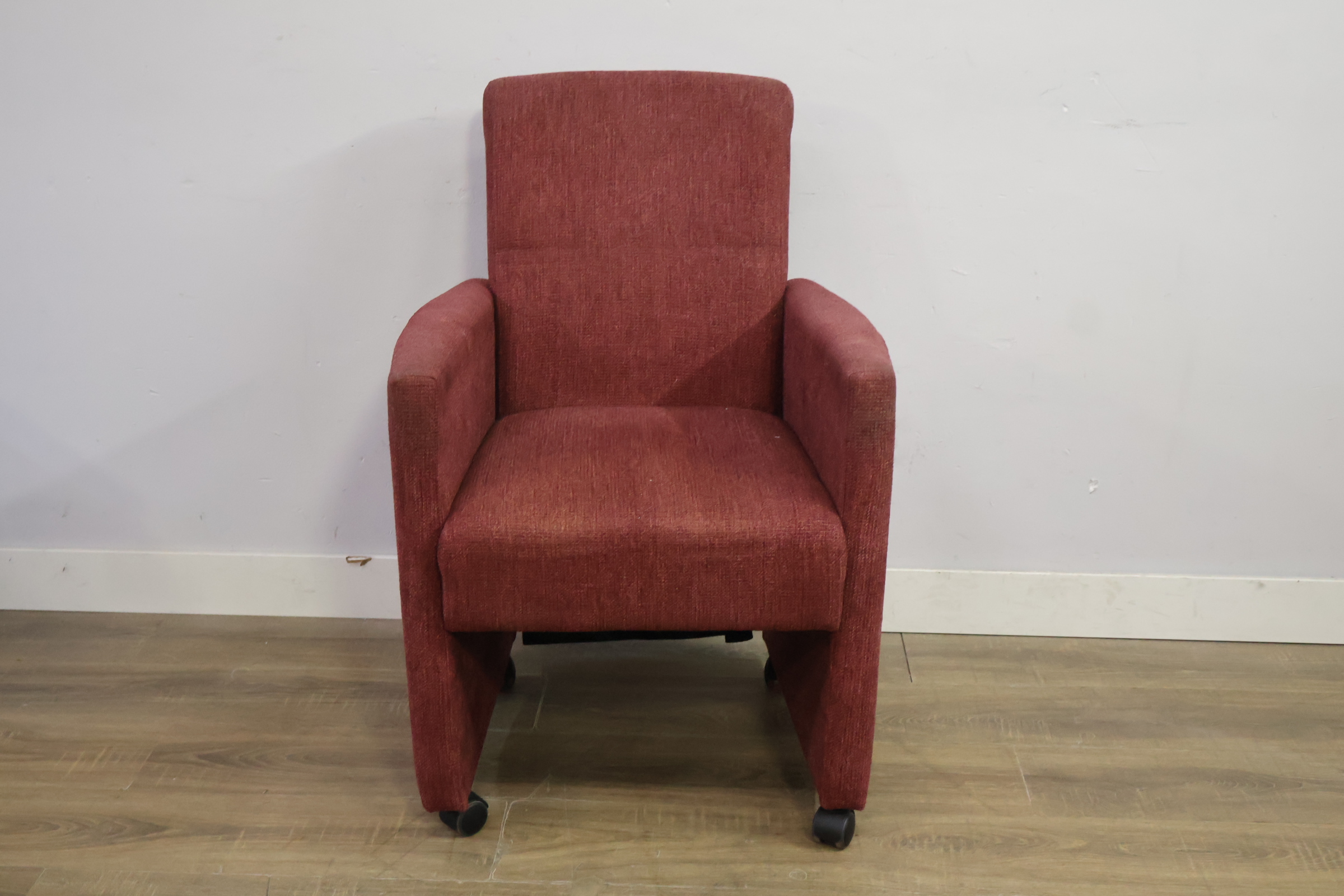 Rode stoffen fauteuil op wieltjes – foto 11 – kavel bij GSD Auctions, Zoeterwoude