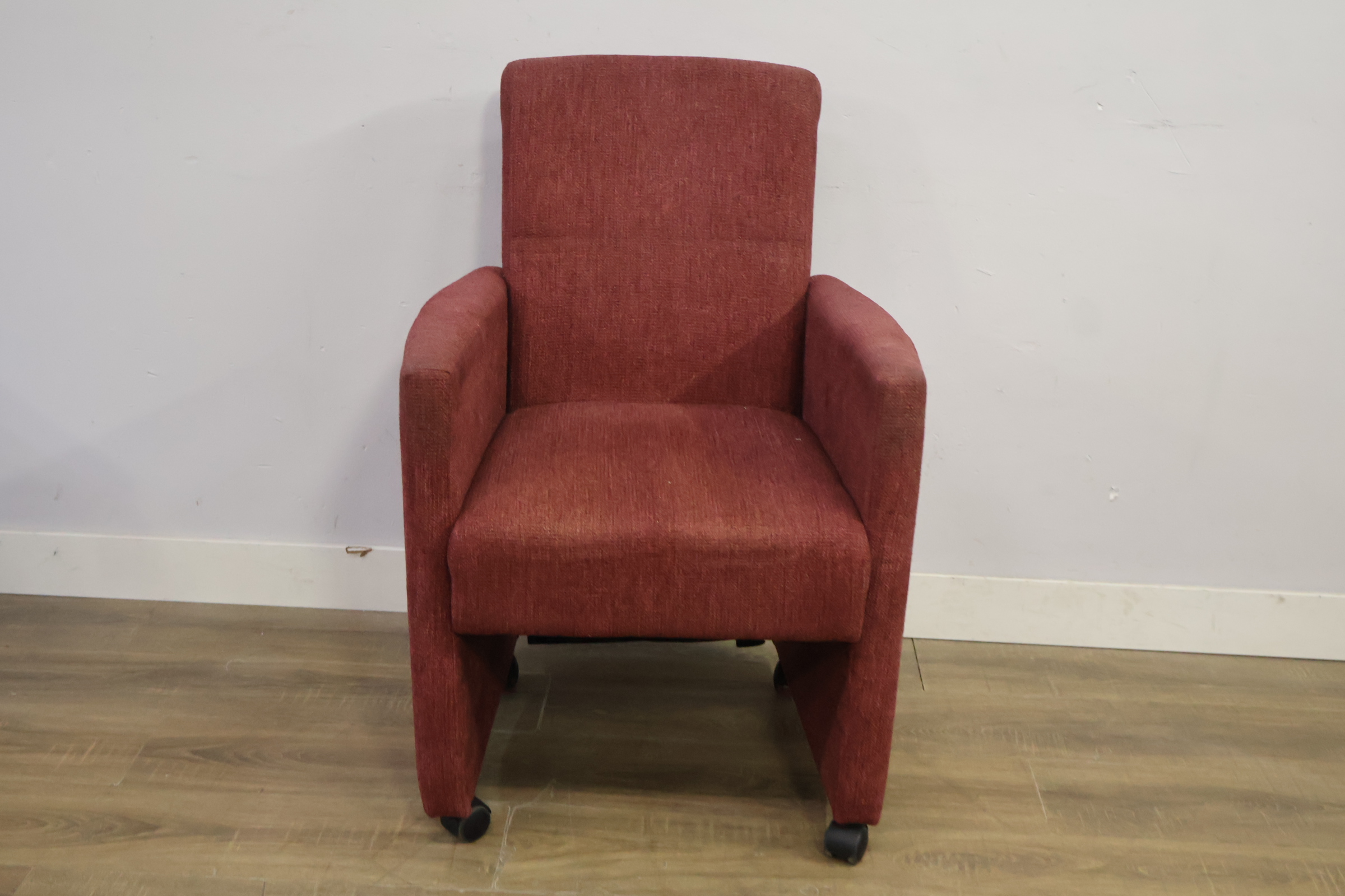 Rode stoffen fauteuil op wieltjes – foto 12 – kavel bij GSD Auctions, Zoeterwoude