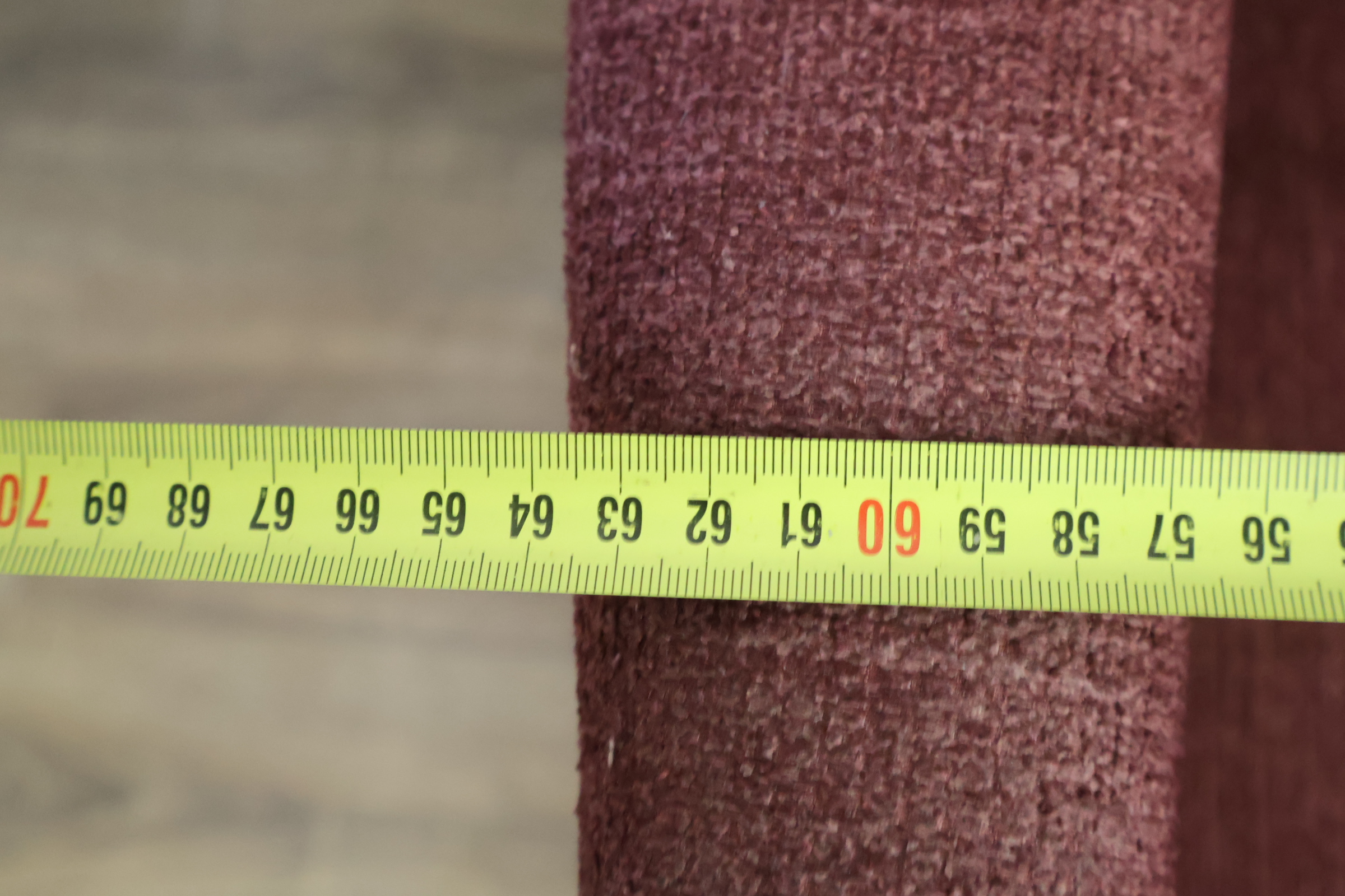 Rode stoffen fauteuil op wieltjes – foto 14 – kavel bij GSD Auctions, Zoeterwoude