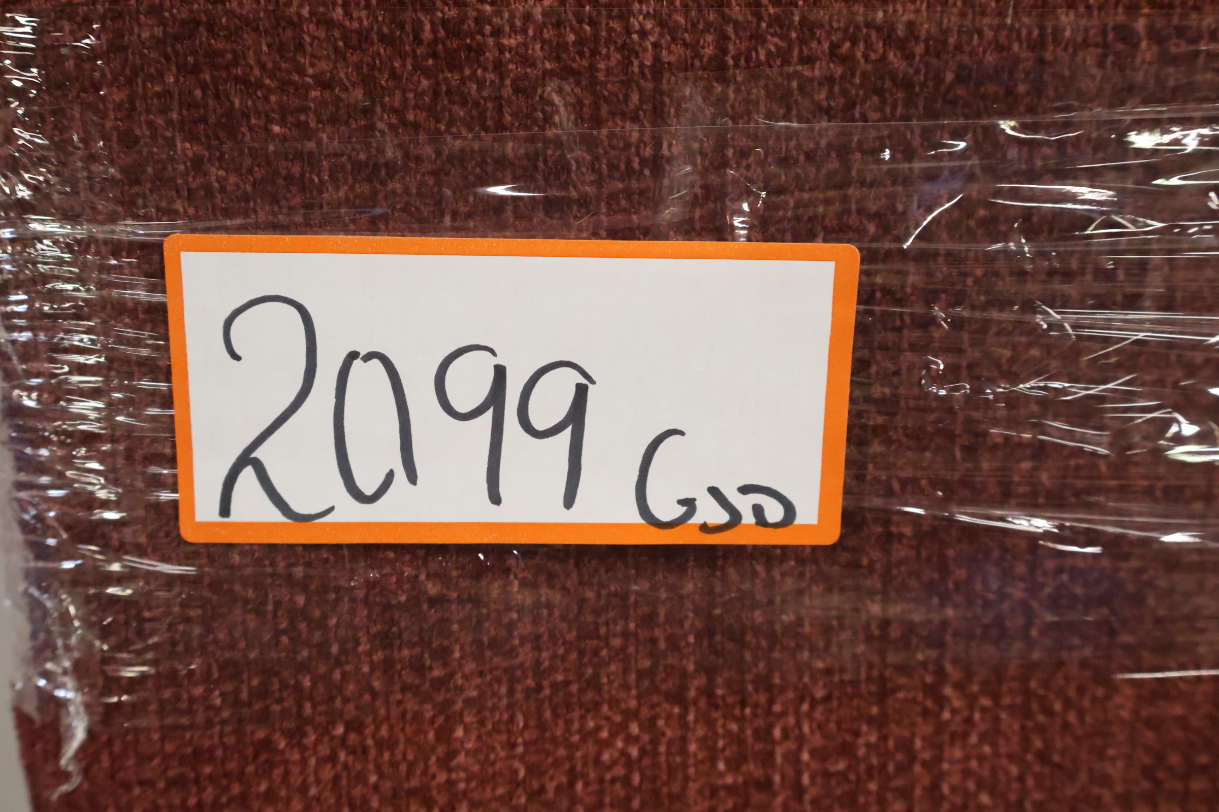 Rode stoffen fauteuil op wieltjes – foto 18 – kavel bij GSD Auctions, Zoeterwoude
