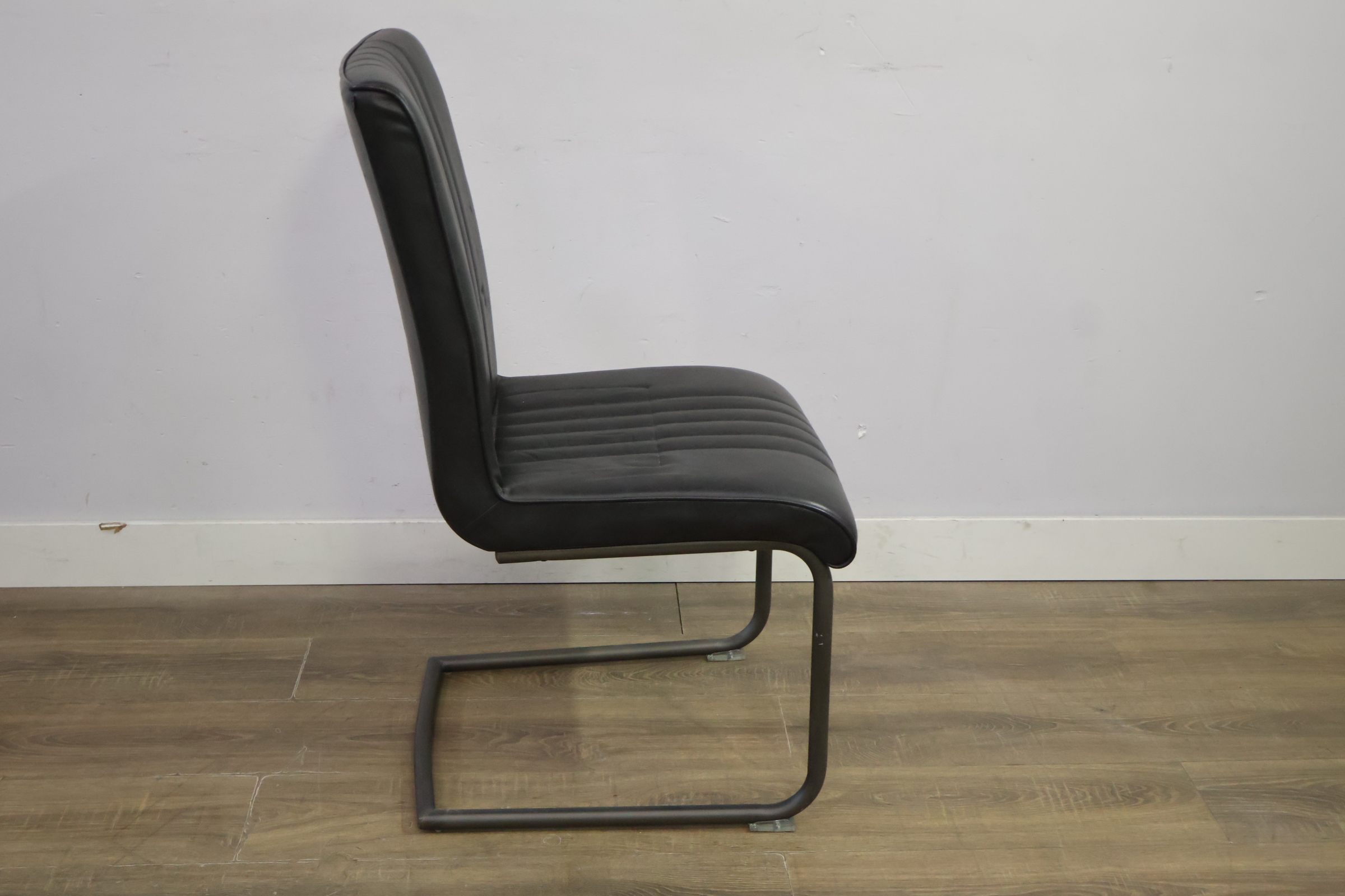 Zwarte vintage kuipstoel met metalen sledepoot – foto 4 – kavel bij GSD Auctions, Zoeterwoude