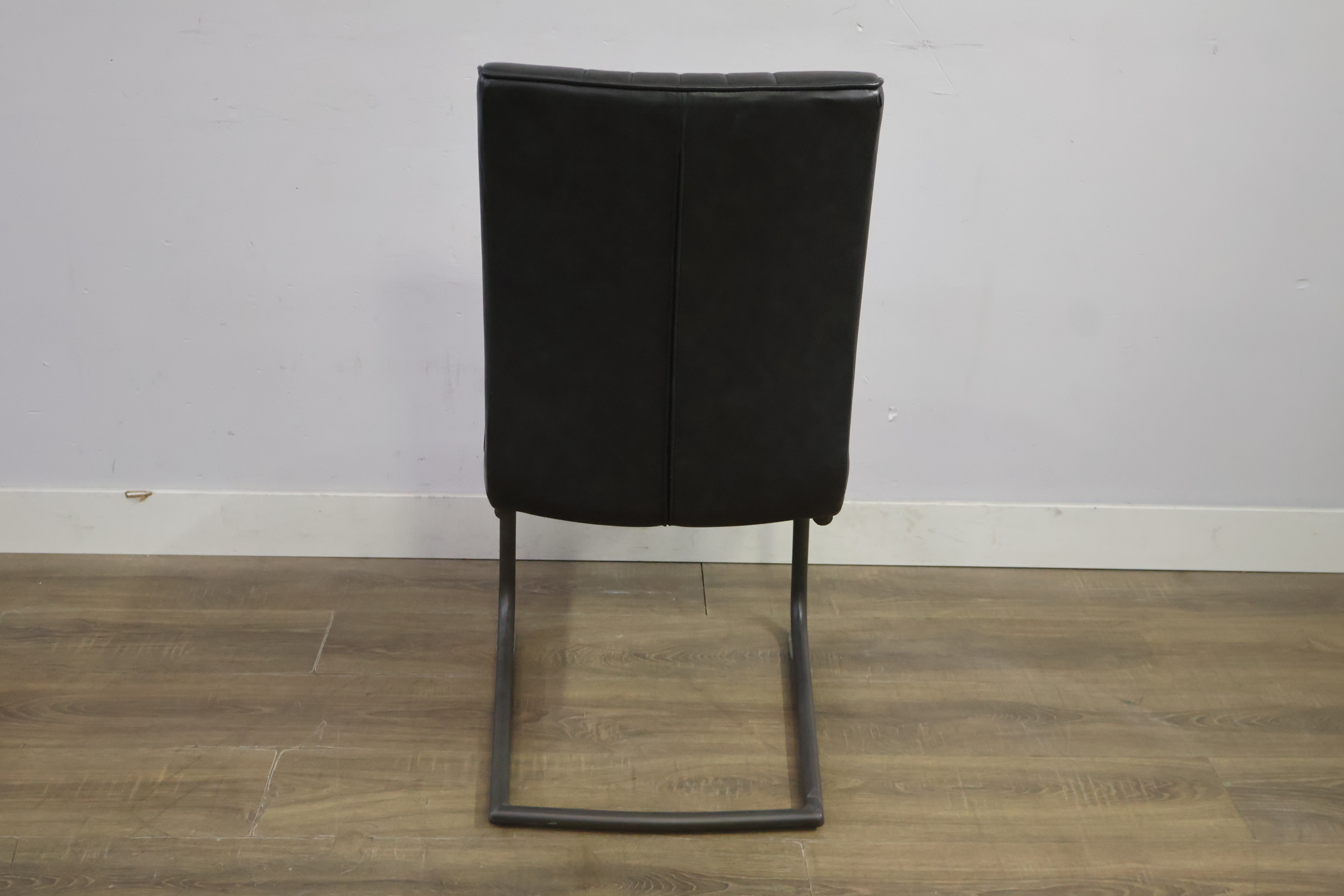 Zwarte vintage kuipstoel met metalen sledepoot – foto 5 – kavel bij GSD Auctions, Zoeterwoude