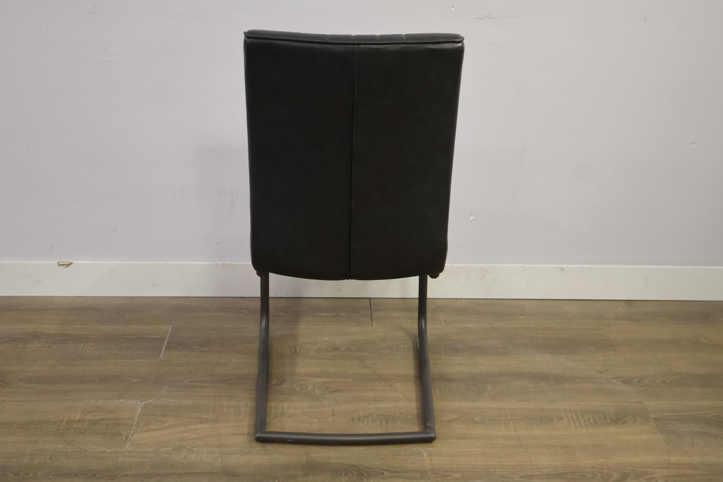 Zwarte vintage kuipstoel met metalen sledepoot – foto 6 – kavel bij GSD Auctions, Zoeterwoude