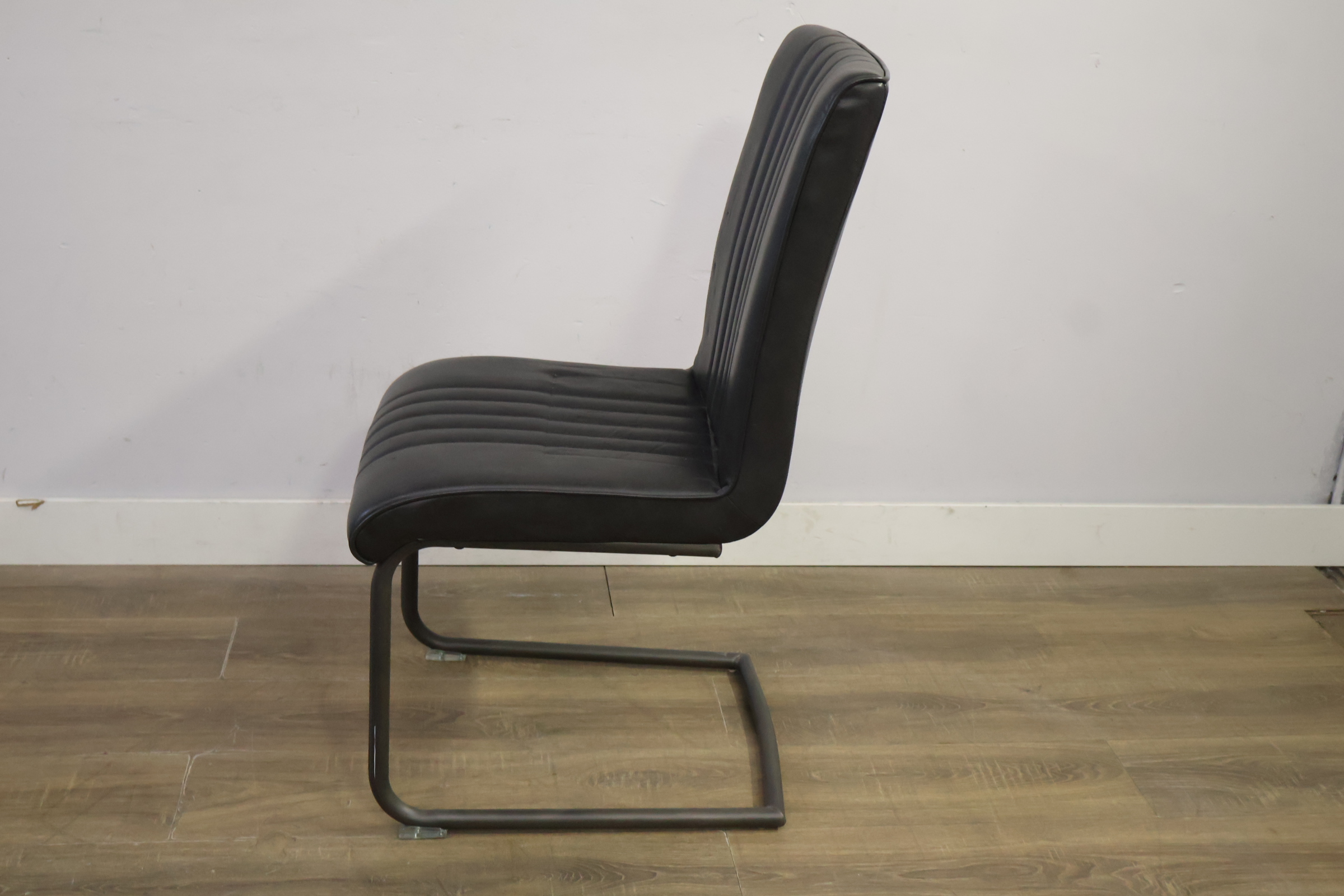 Zwarte vintage kuipstoel met metalen sledepoot – foto 7 – kavel bij GSD Auctions, Zoeterwoude