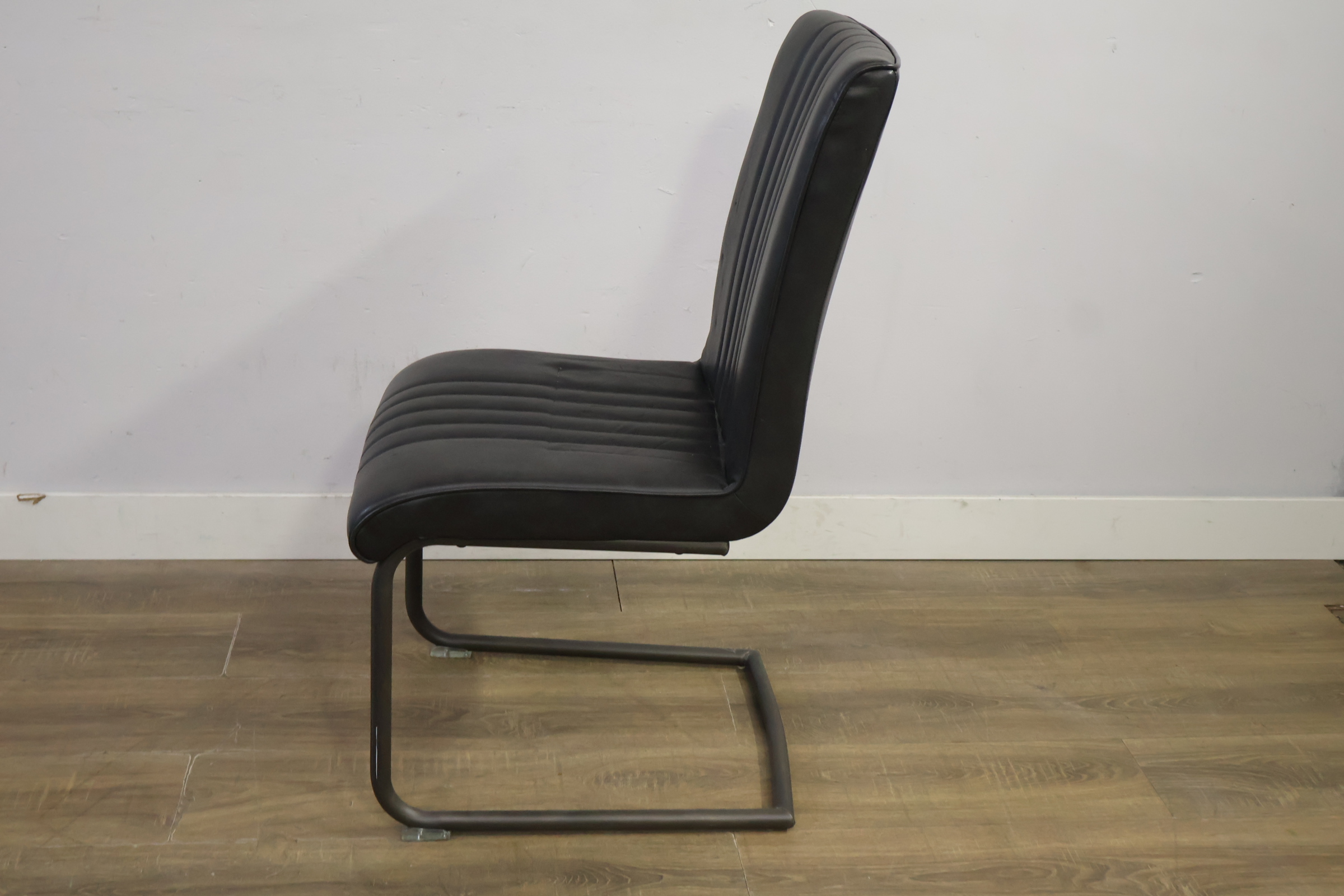 Zwarte vintage kuipstoel met metalen sledepoot – foto 8 – kavel bij GSD Auctions, Zoeterwoude
