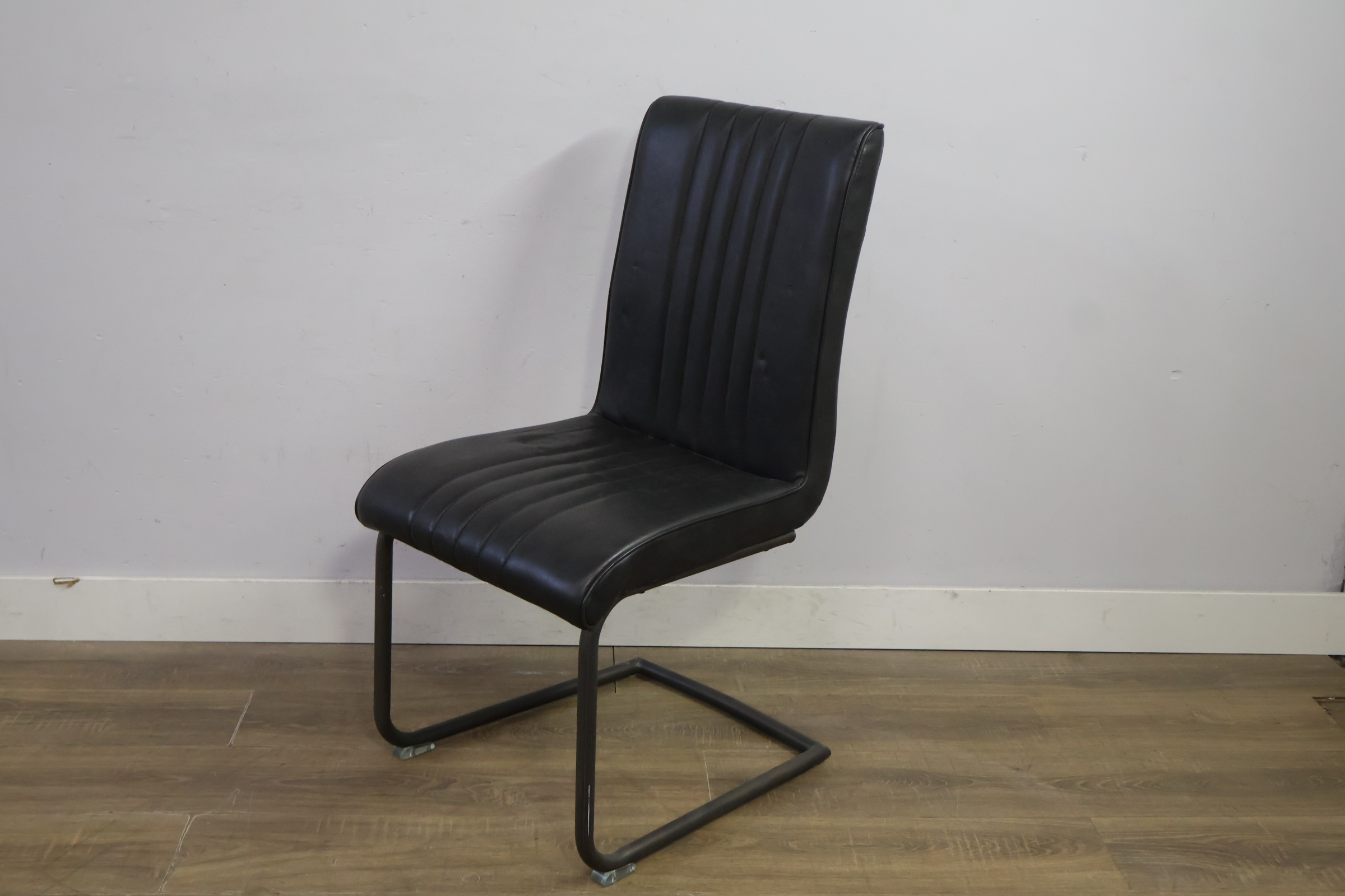 Zwarte vintage kuipstoel met metalen sledepoot – foto 9 – kavel bij GSD Auctions, Zoeterwoude