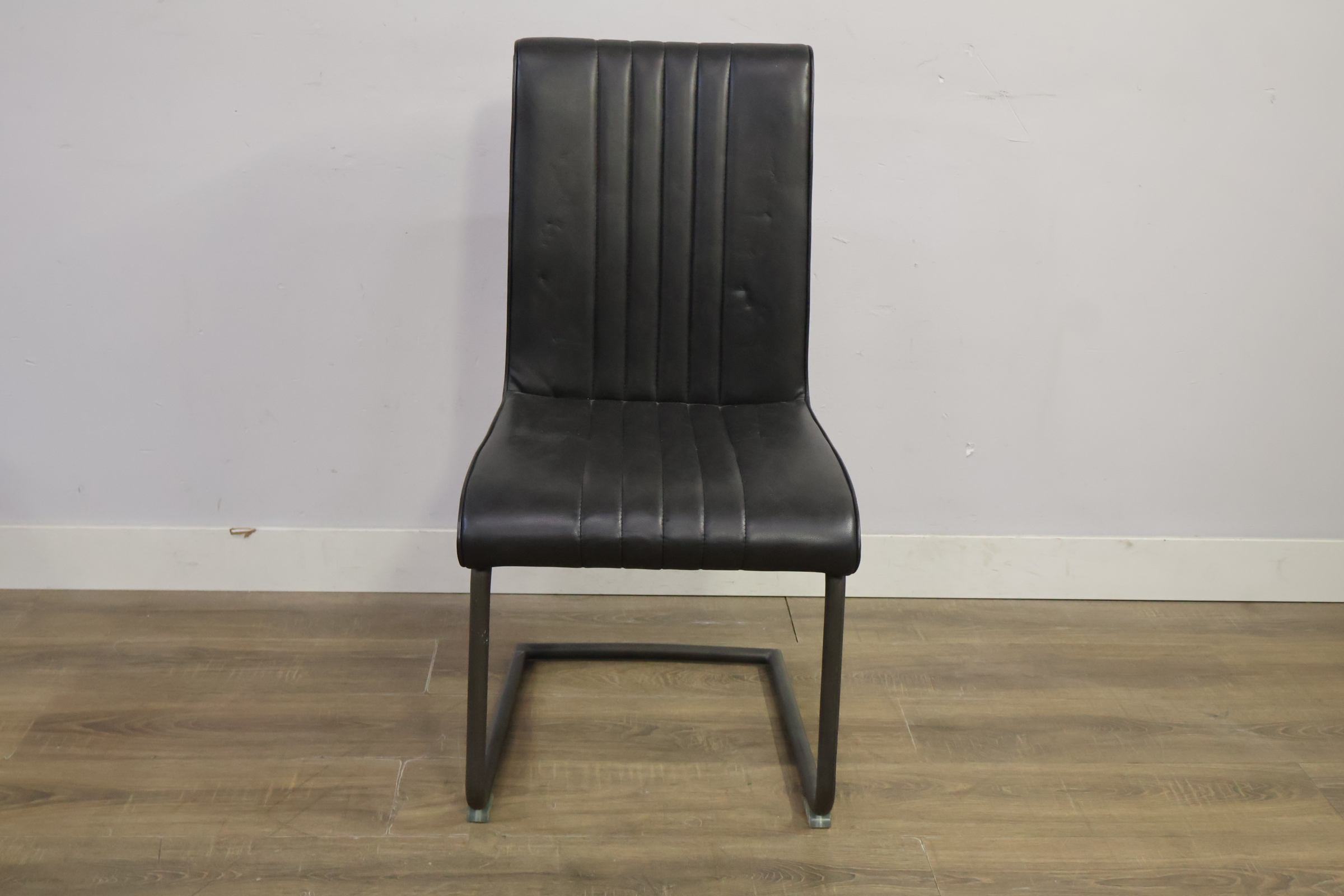 Zwarte vintage kuipstoel met metalen sledepoot – foto 11 – kavel bij GSD Auctions, Zoeterwoude
