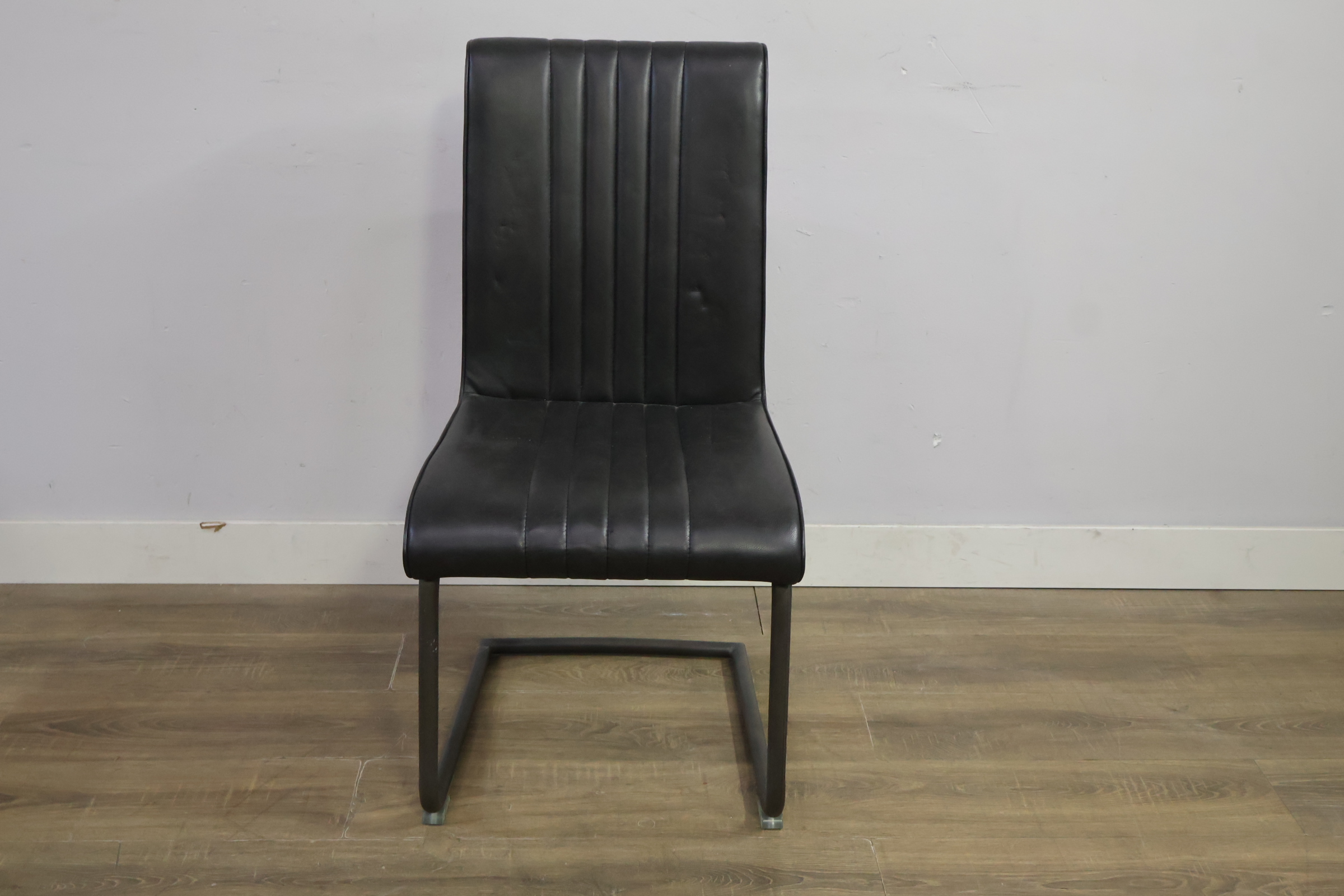 Zwarte vintage kuipstoel met metalen sledepoot – foto 12 – kavel bij GSD Auctions, Zoeterwoude