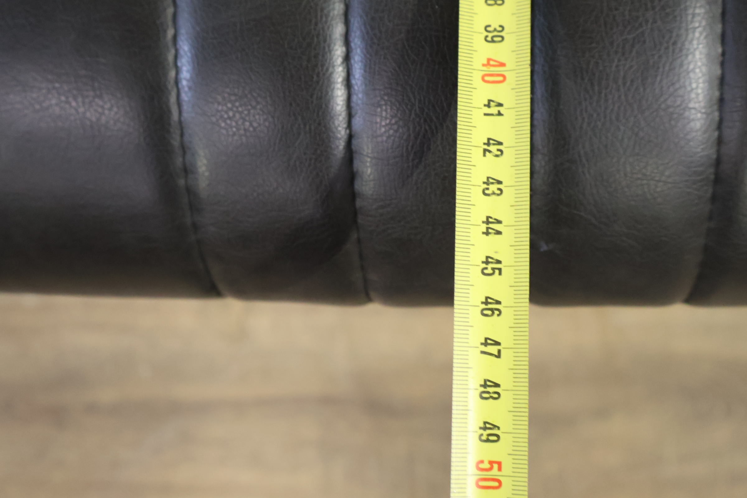 Zwarte vintage kuipstoel met metalen sledepoot – foto 13 – kavel bij GSD Auctions, Zoeterwoude