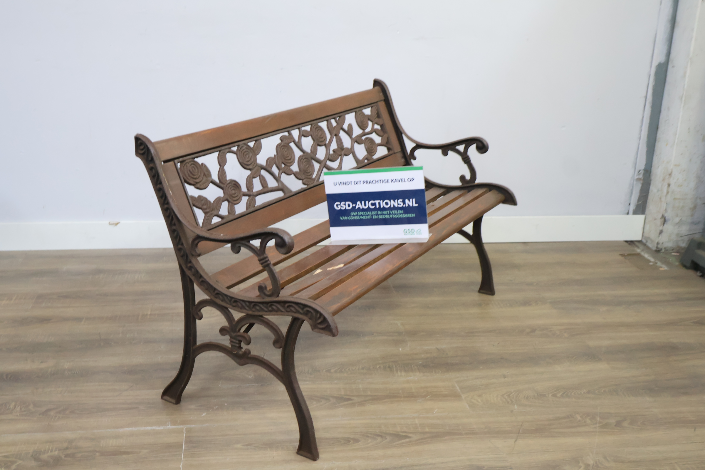 Tuinbank van hout en metaal met sierlijke rugleuning – foto 2 – kavel bij GSD Auctions, Zoeterwoude