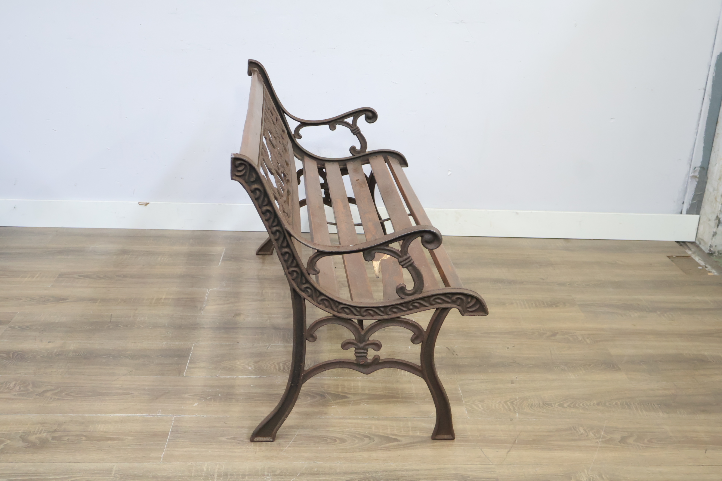 Tuinbank van hout en metaal met sierlijke rugleuning – foto 3 – kavel bij GSD Auctions, Zoeterwoude