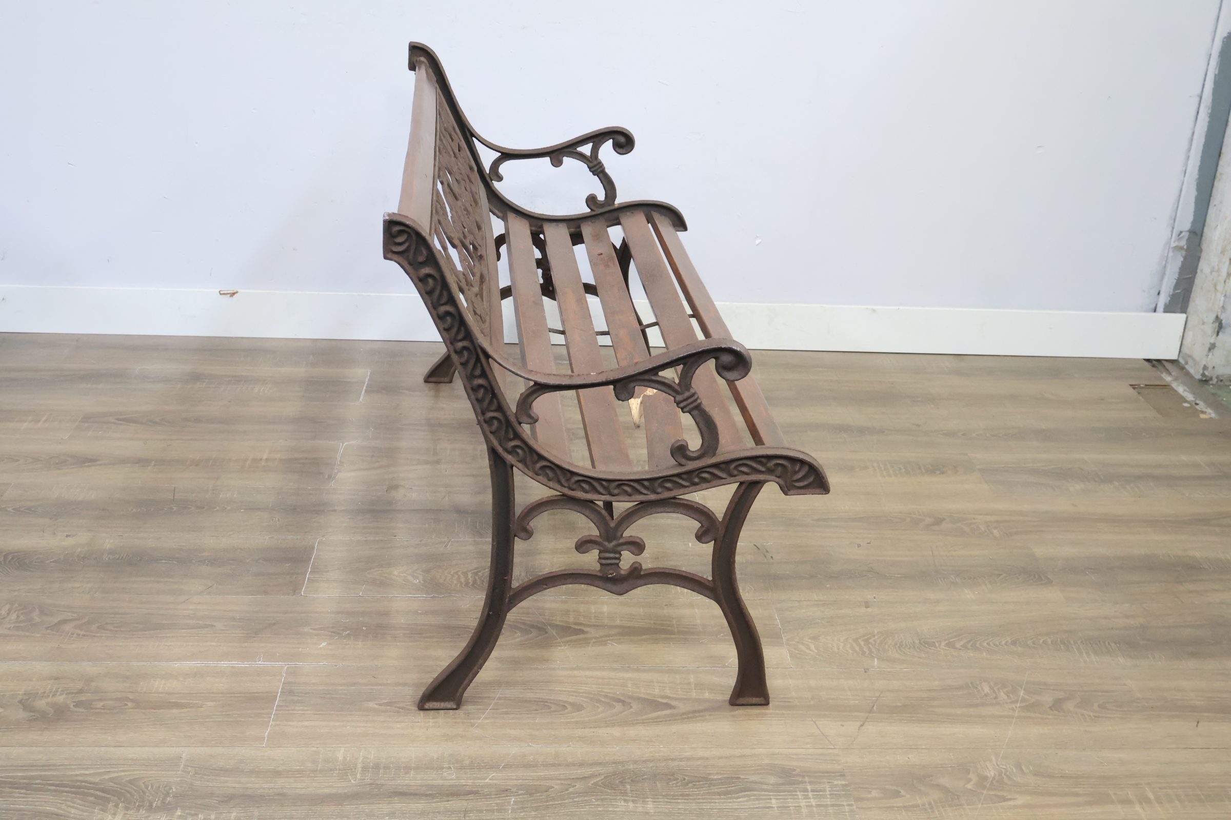 Tuinbank van hout en metaal met sierlijke rugleuning – foto 4 – kavel bij GSD Auctions, Zoeterwoude