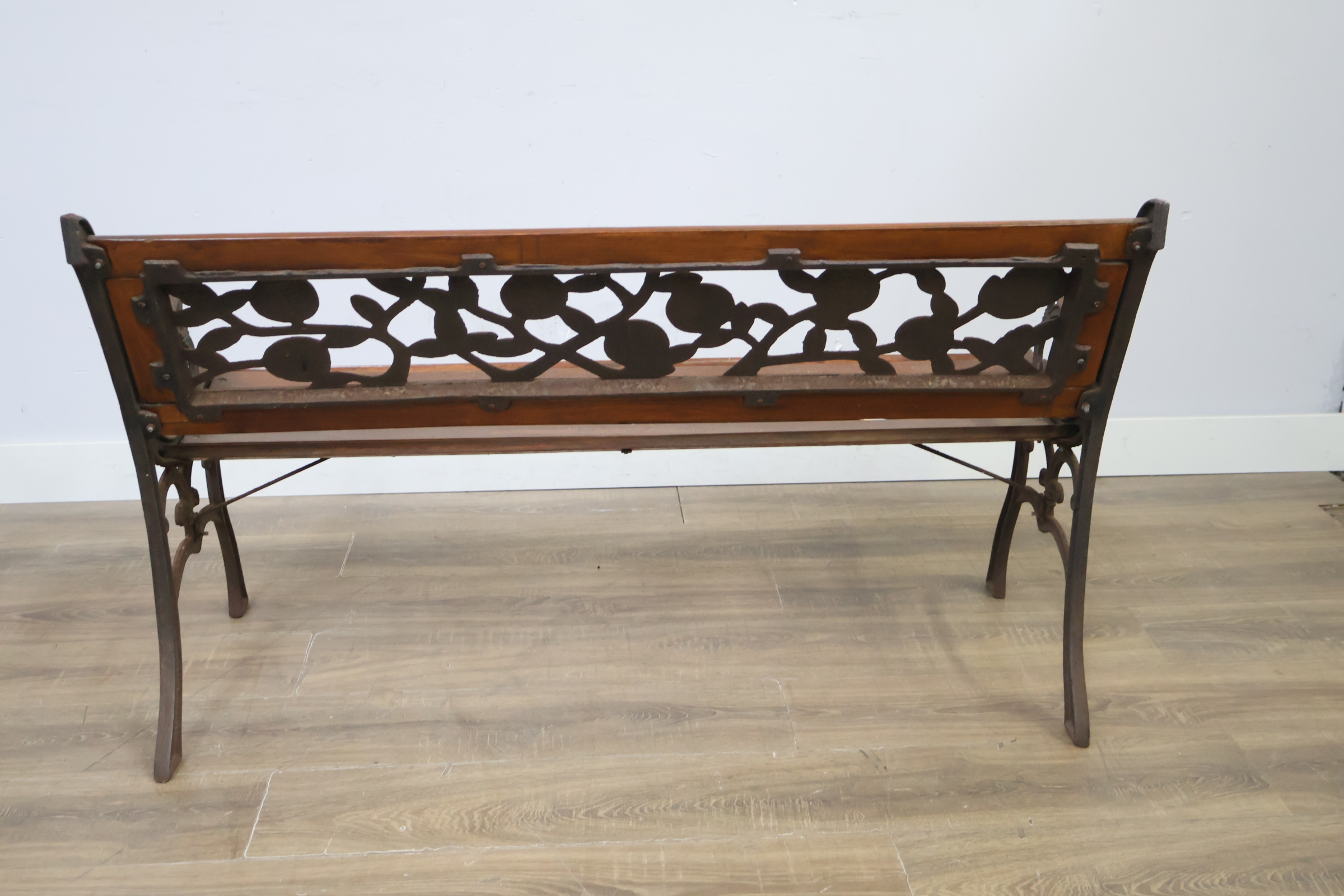 Tuinbank van hout en metaal met sierlijke rugleuning – foto 5 – kavel bij GSD Auctions, Zoeterwoude