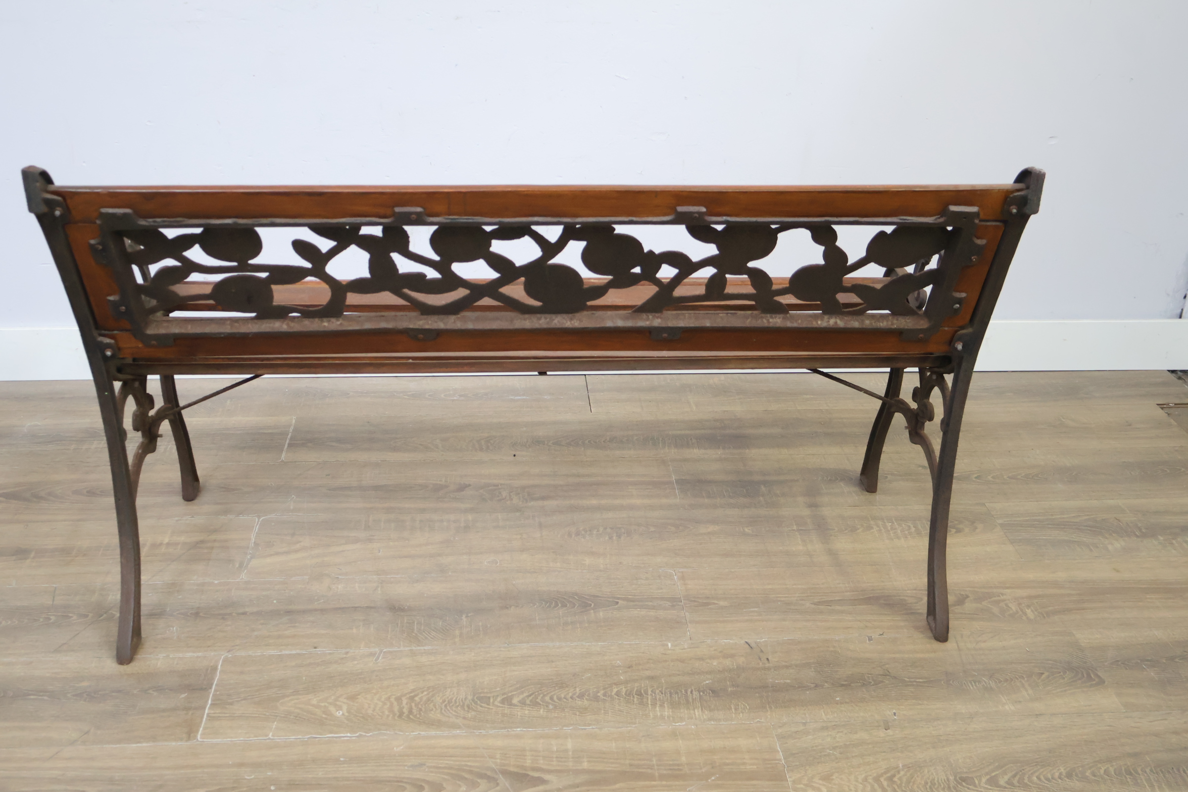 Tuinbank van hout en metaal met sierlijke rugleuning – foto 6 – kavel bij GSD Auctions, Zoeterwoude