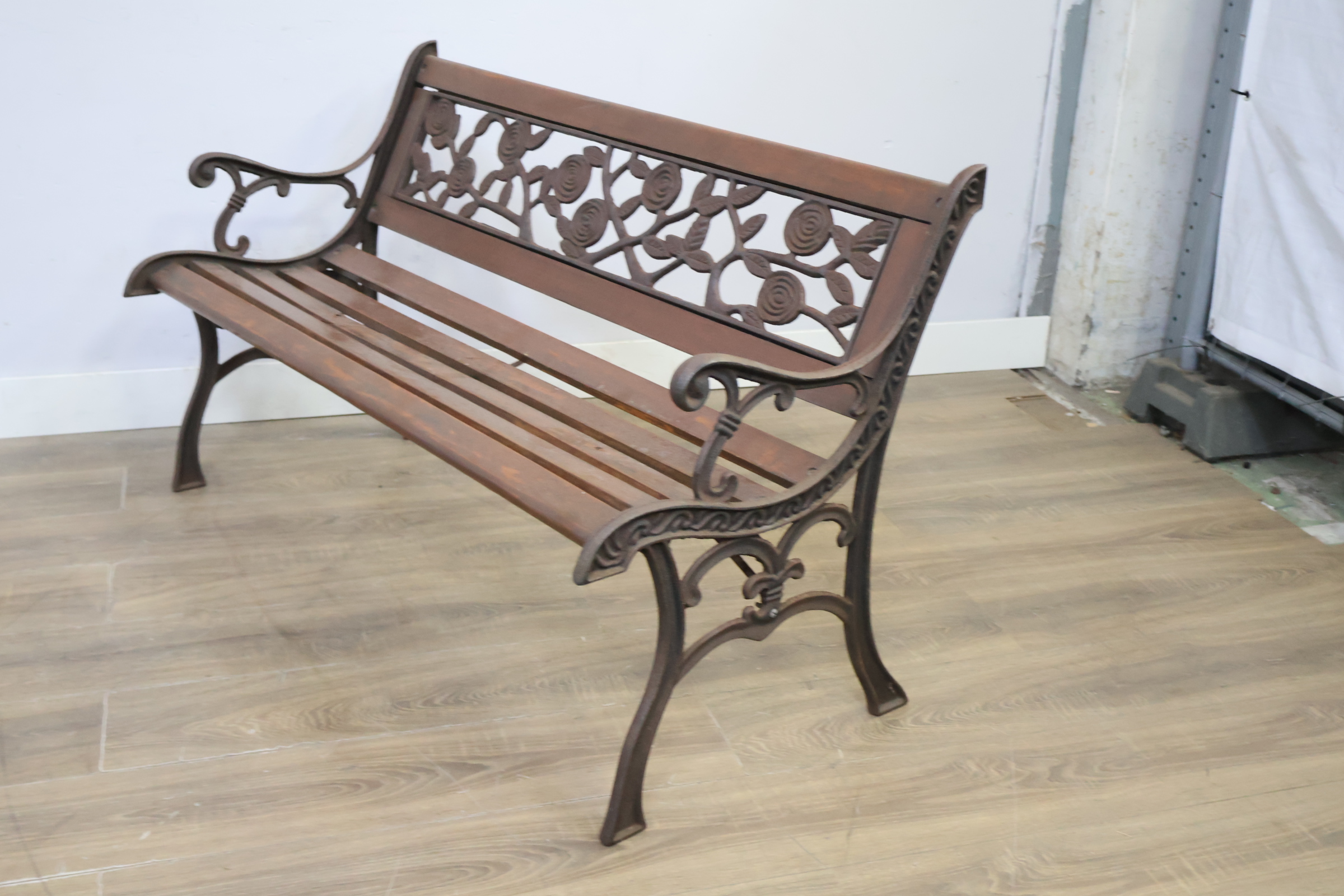 Tuinbank van hout en metaal met sierlijke rugleuning – foto 9 – kavel bij GSD Auctions, Zoeterwoude