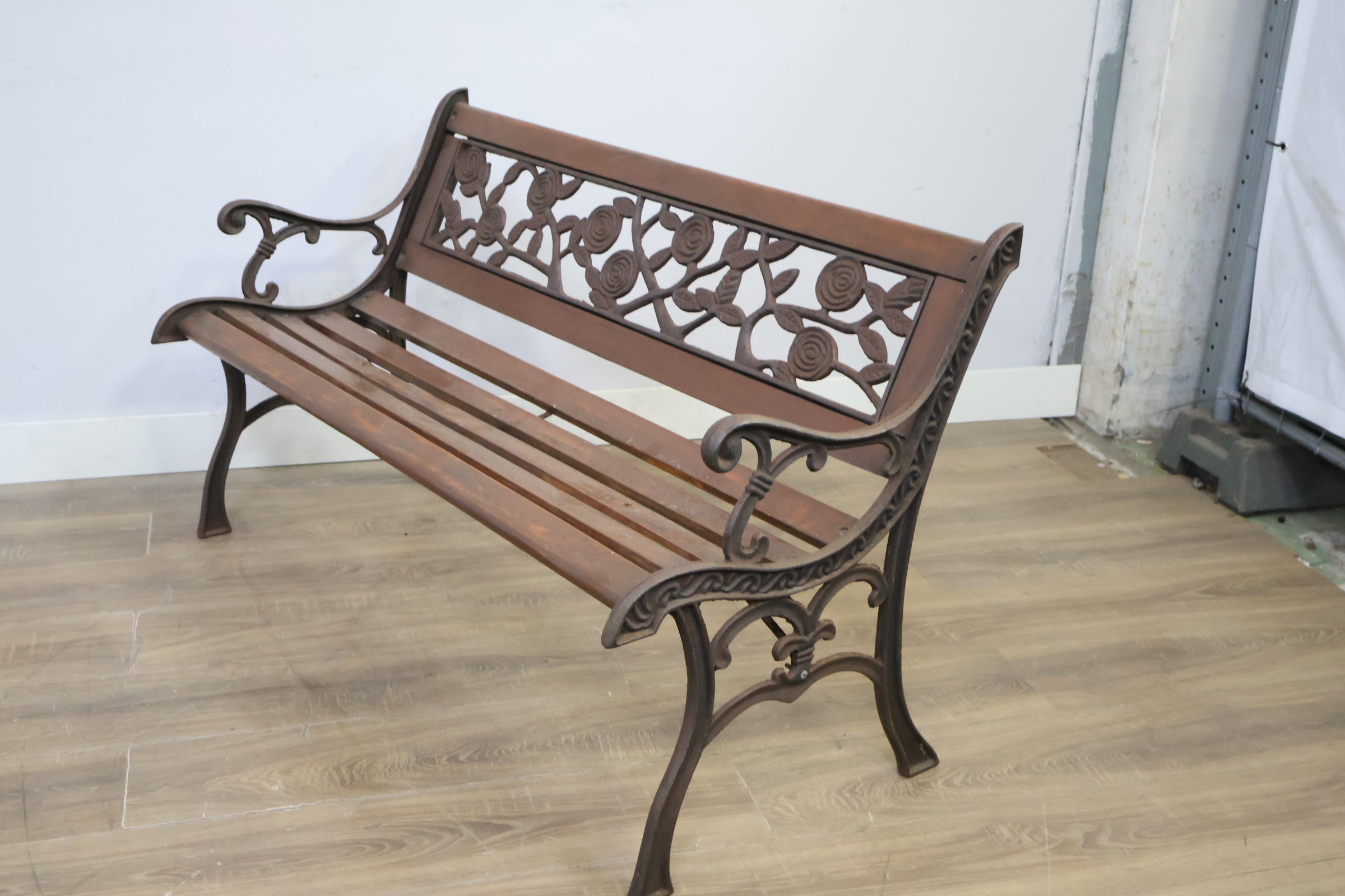 Tuinbank van hout en metaal met sierlijke rugleuning – foto 10 – kavel bij GSD Auctions, Zoeterwoude