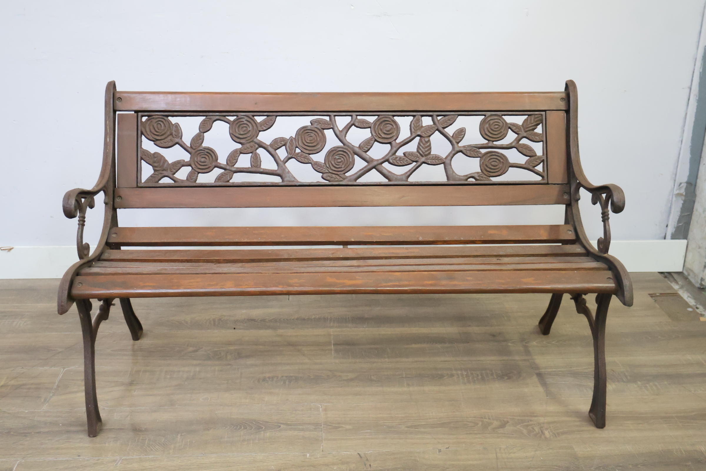 Tuinbank van hout en metaal met sierlijke rugleuning – foto 11 – kavel bij GSD Auctions, Zoeterwoude