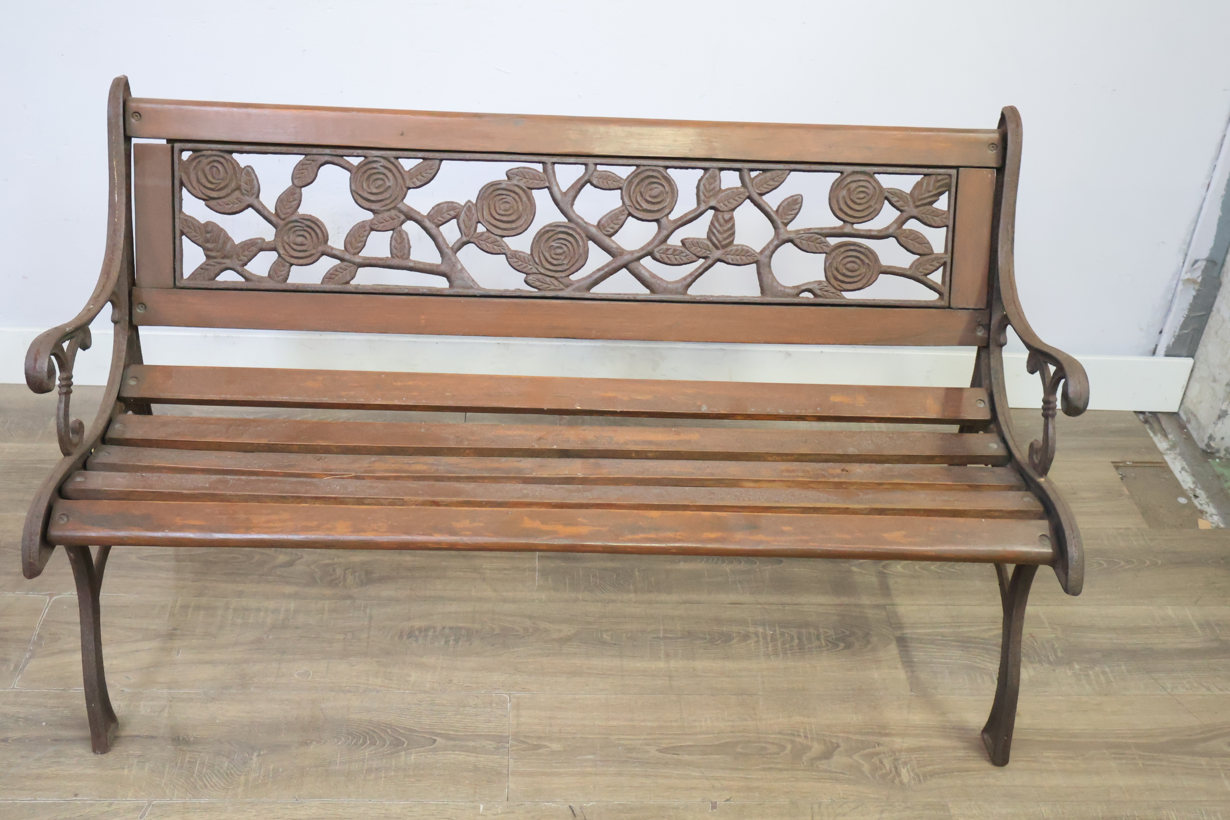 Tuinbank van hout en metaal met sierlijke rugleuning – foto 12 – kavel bij GSD Auctions, Zoeterwoude