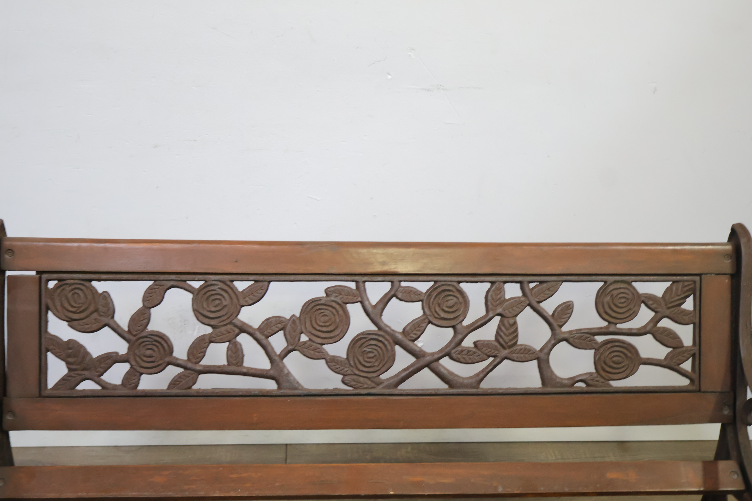Tuinbank van hout en metaal met sierlijke rugleuning – foto 13 – kavel bij GSD Auctions, Zoeterwoude