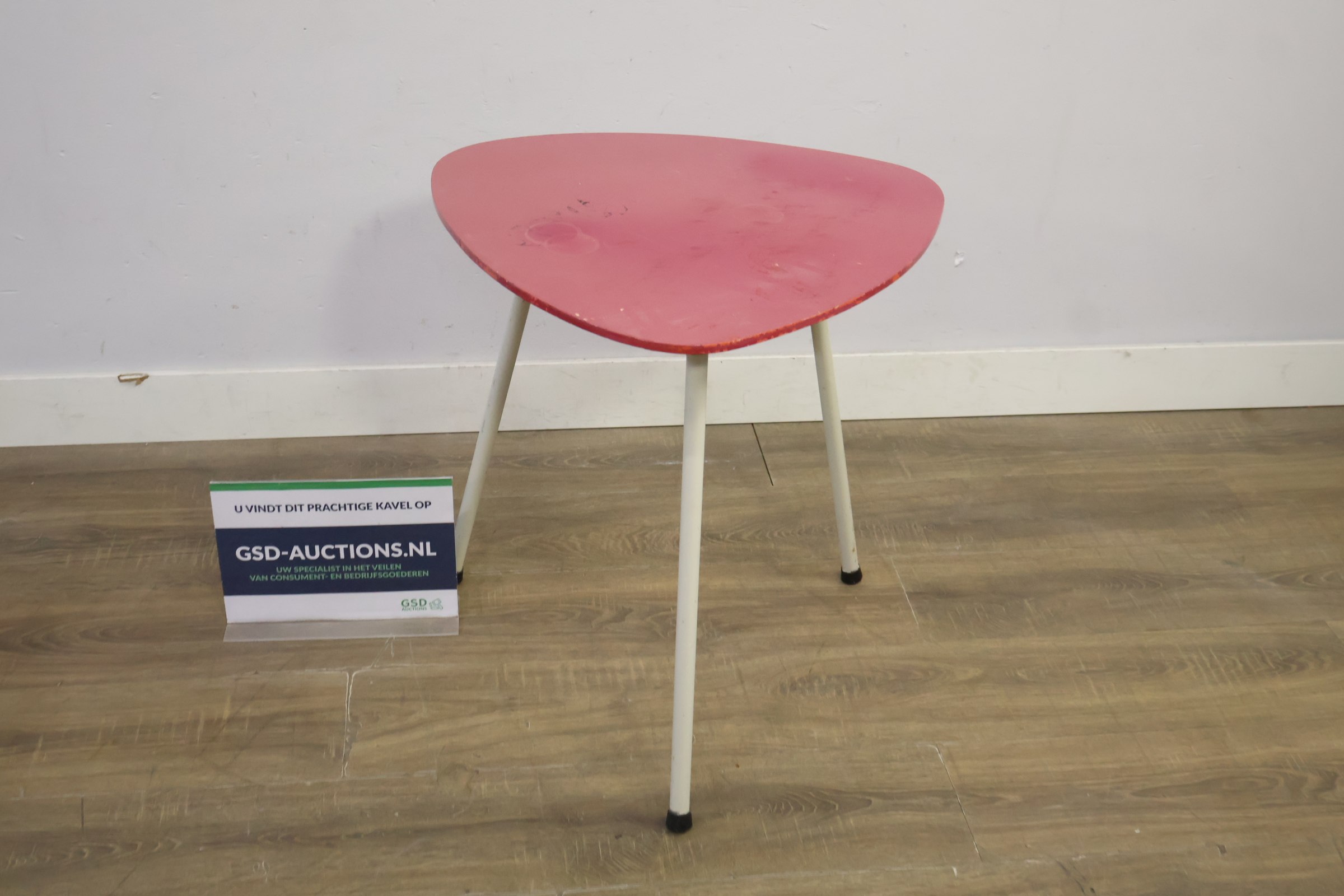 Driepotig tafel met rode driehoekige top – foto 2 – kavel bij GSD Auctions, Zoeterwoude