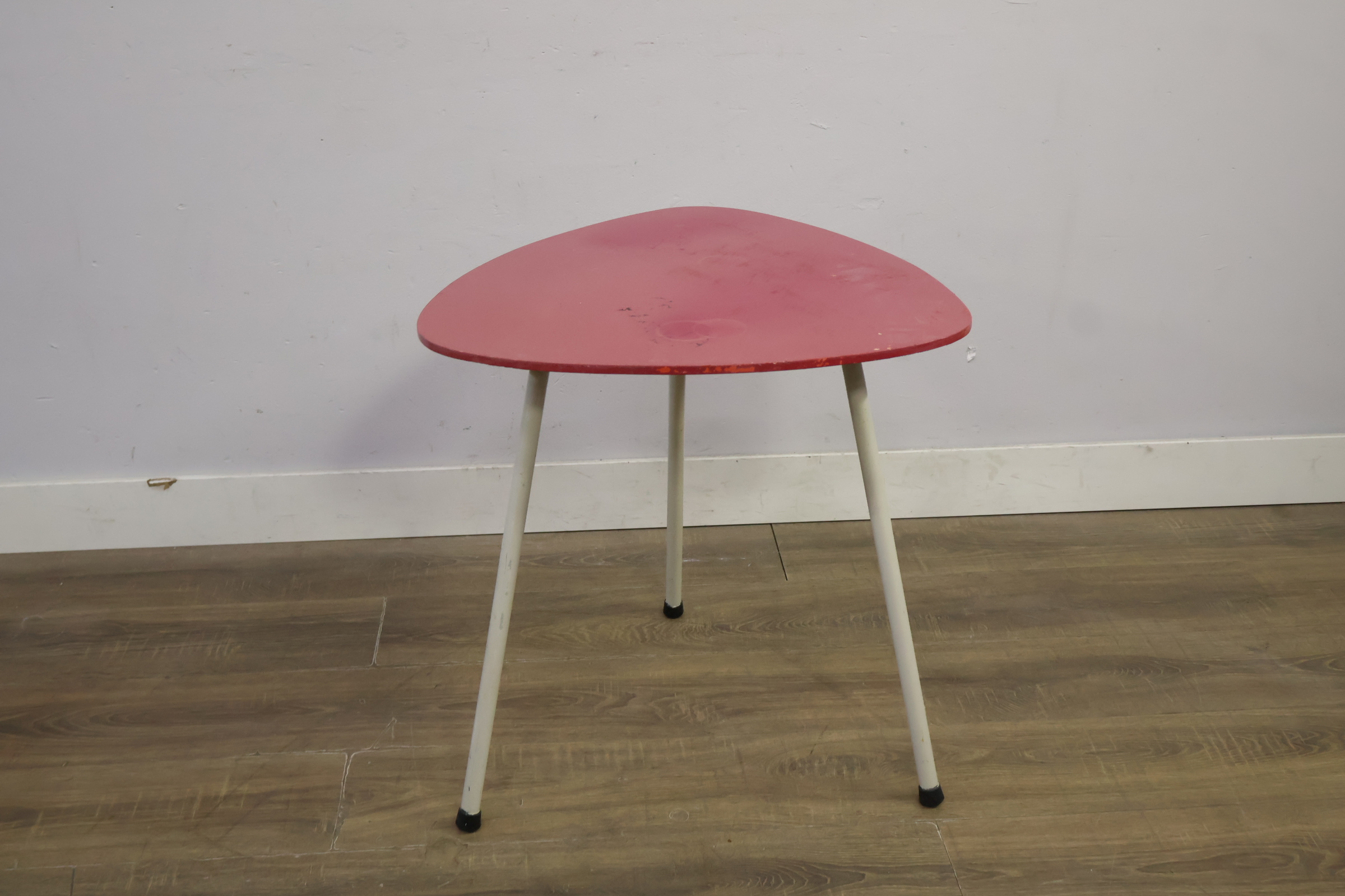 Driepotig tafel met rode driehoekige top – foto 3 – kavel bij GSD Auctions, Zoeterwoude
