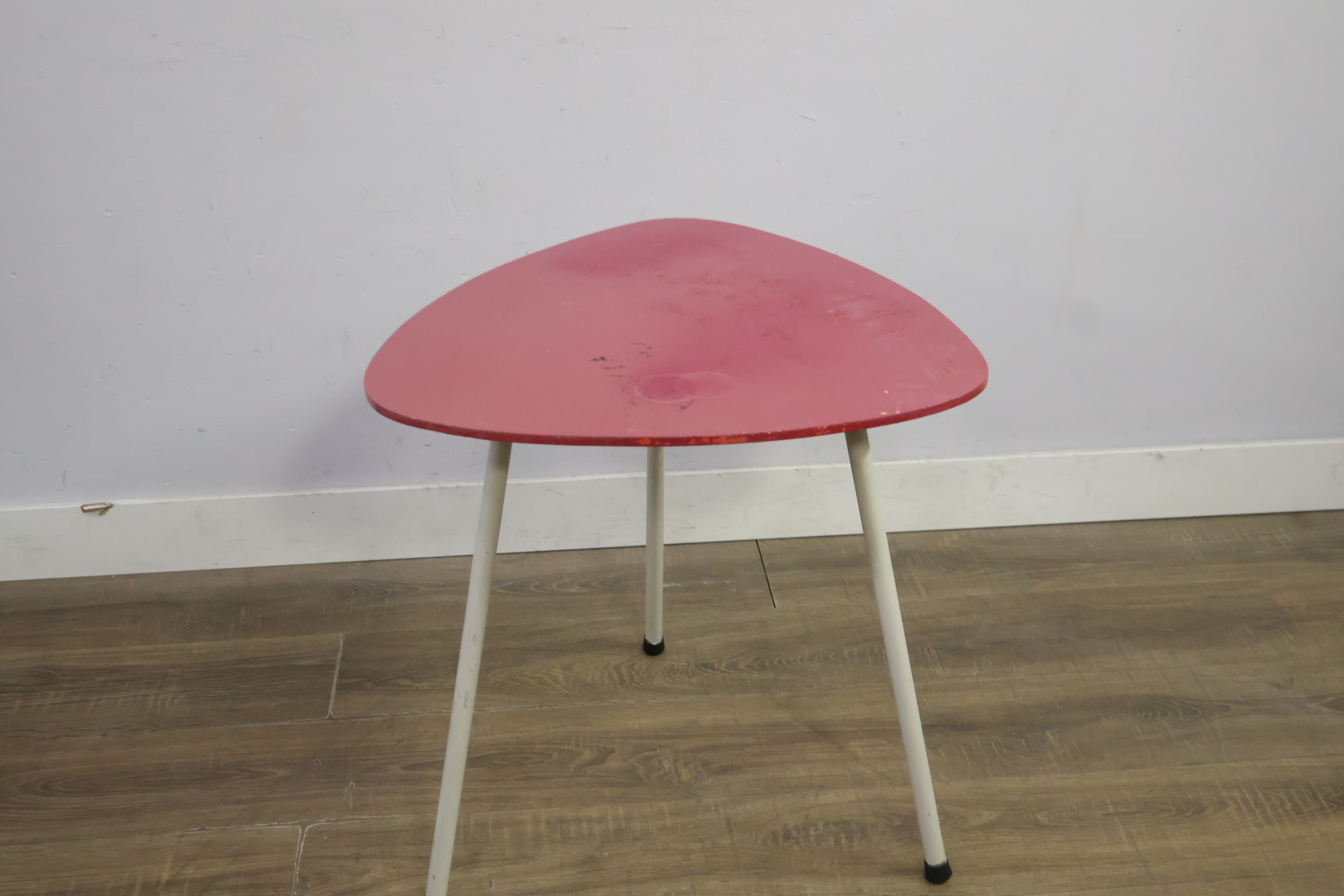 Driepotig tafel met rode driehoekige top – foto 4 – kavel bij GSD Auctions, Zoeterwoude