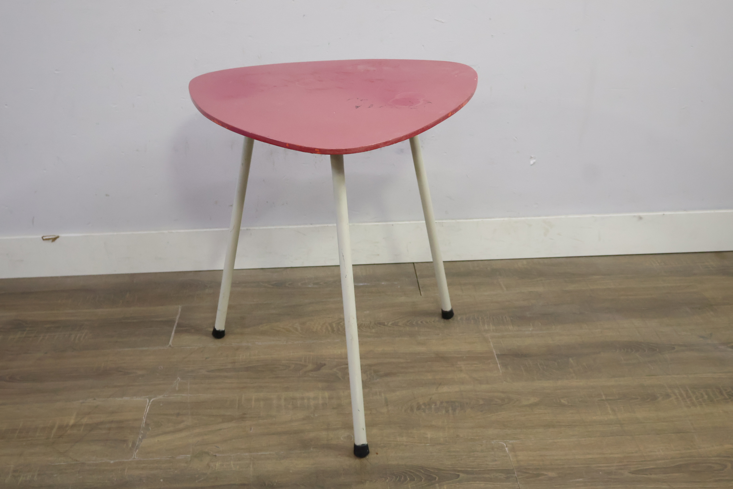 Driepotig tafel met rode driehoekige top – foto 5 – kavel bij GSD Auctions, Zoeterwoude