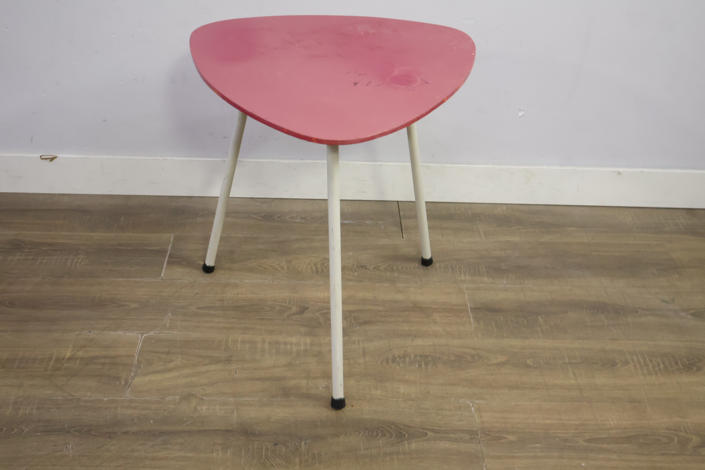 Driepotig tafel met rode driehoekige top – foto 6 – kavel bij GSD Auctions, Zoeterwoude