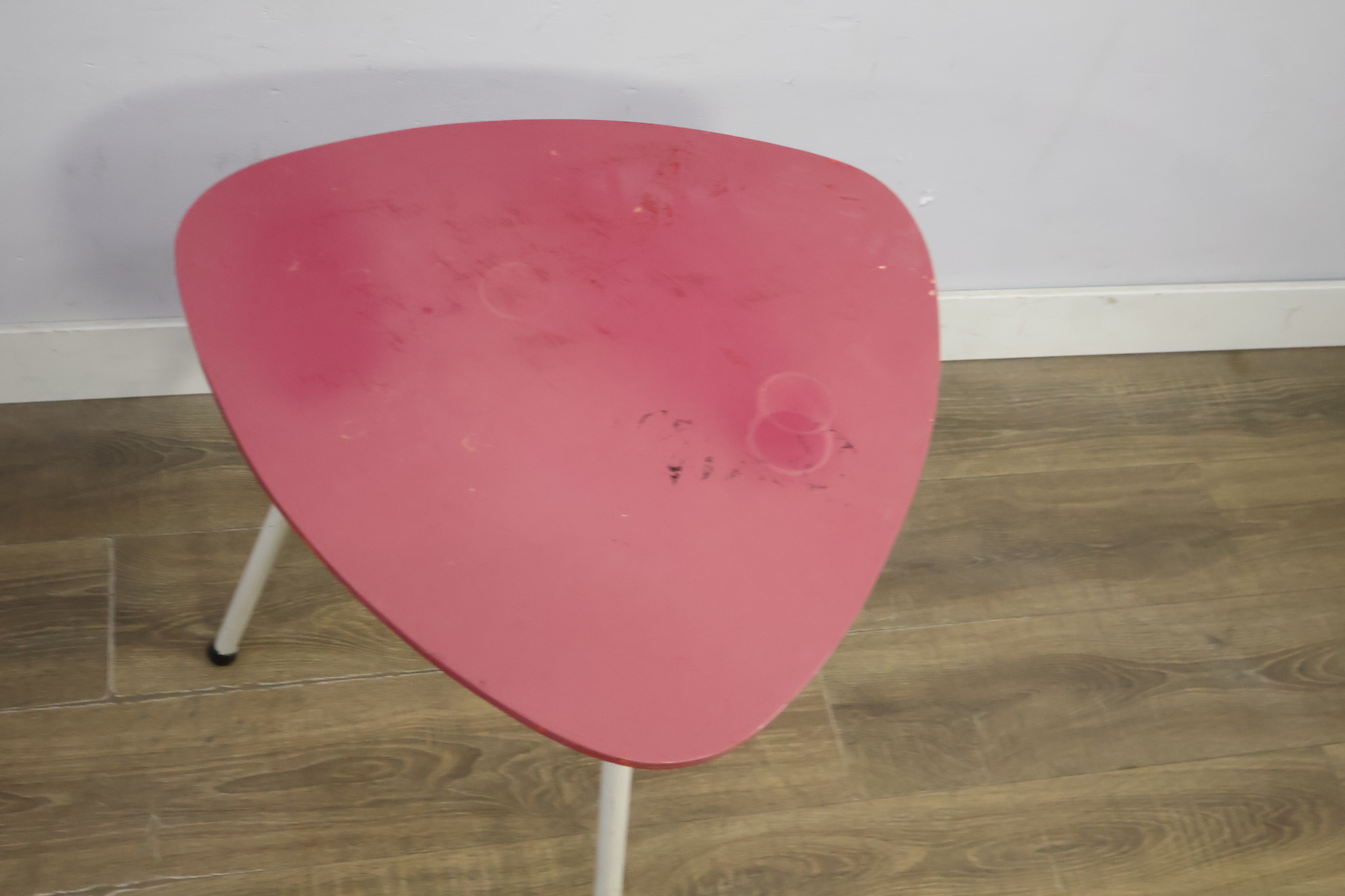 Driepotig tafel met rode driehoekige top – foto 7 – kavel bij GSD Auctions, Zoeterwoude