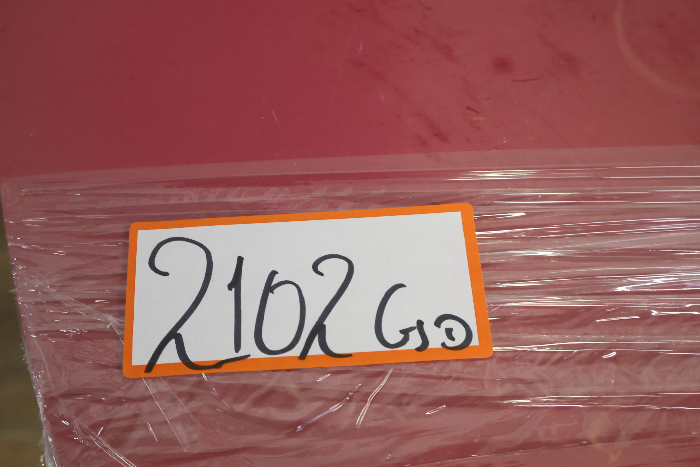 Driepotig tafel met rode driehoekige top – foto 11 – kavel bij GSD Auctions, Zoeterwoude