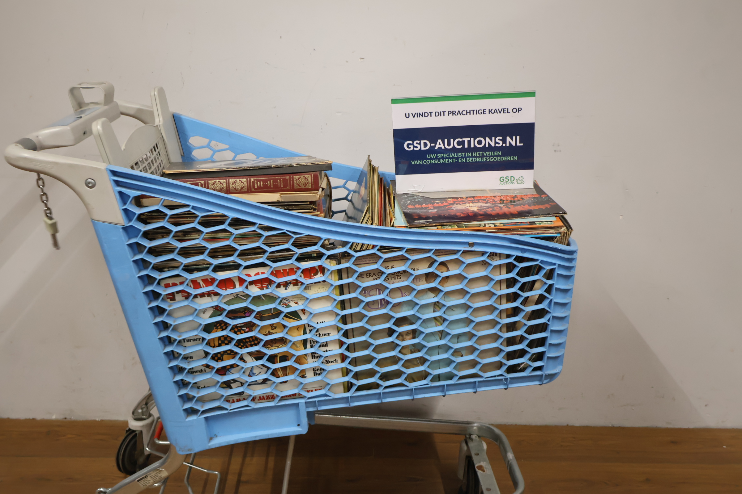 Boodschappenwagen gevuld met boeken en platen – foto 2 – kavel bij GSD Auctions, Zoeterwoude