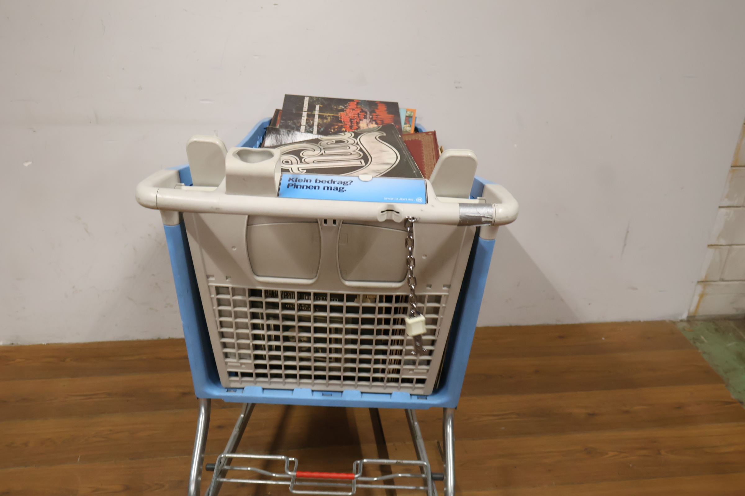 Boodschappenwagen gevuld met boeken en platen – foto 4 – kavel bij GSD Auctions, Zoeterwoude