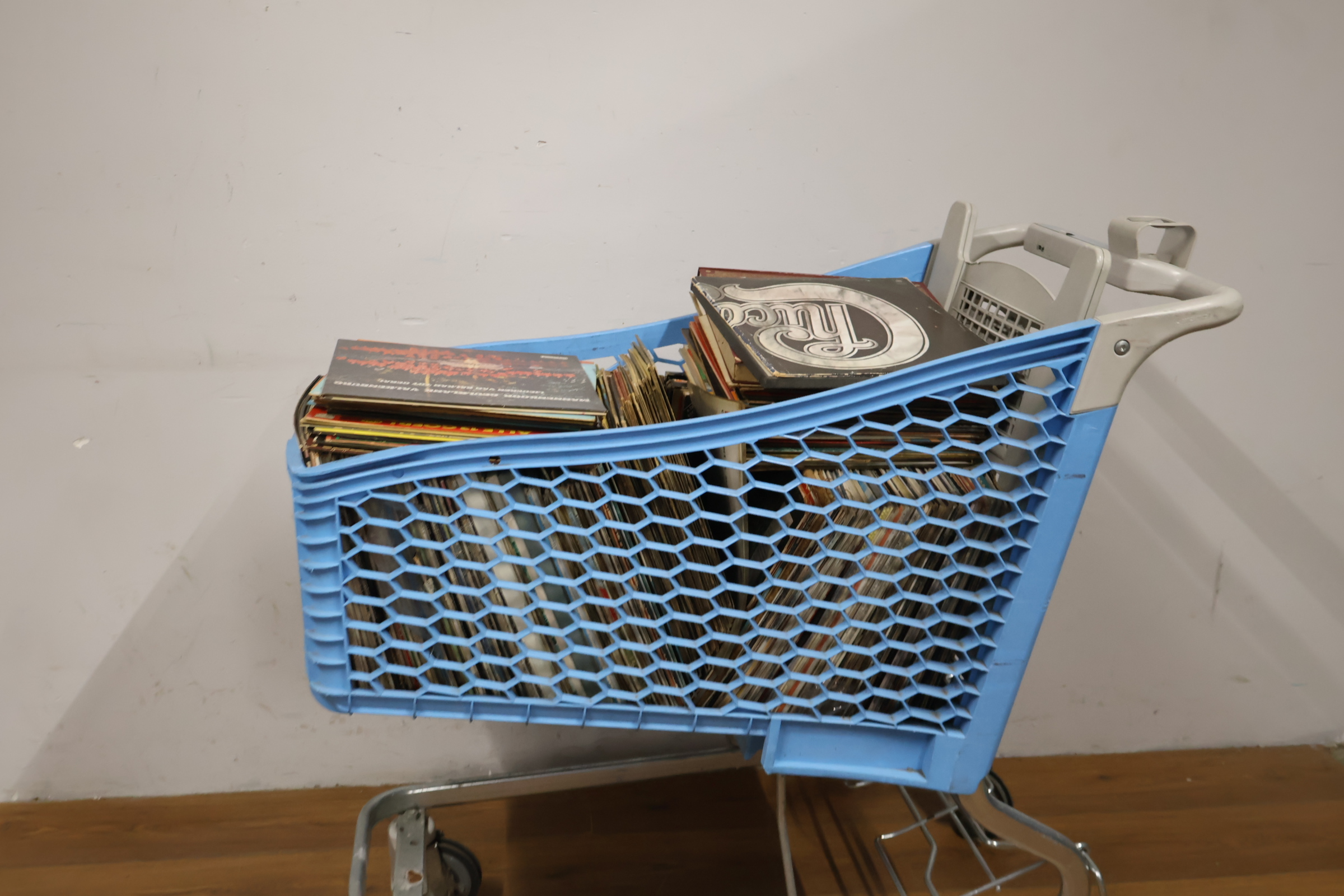 Boodschappenwagen gevuld met boeken en platen – foto 5 – kavel bij GSD Auctions, Zoeterwoude
