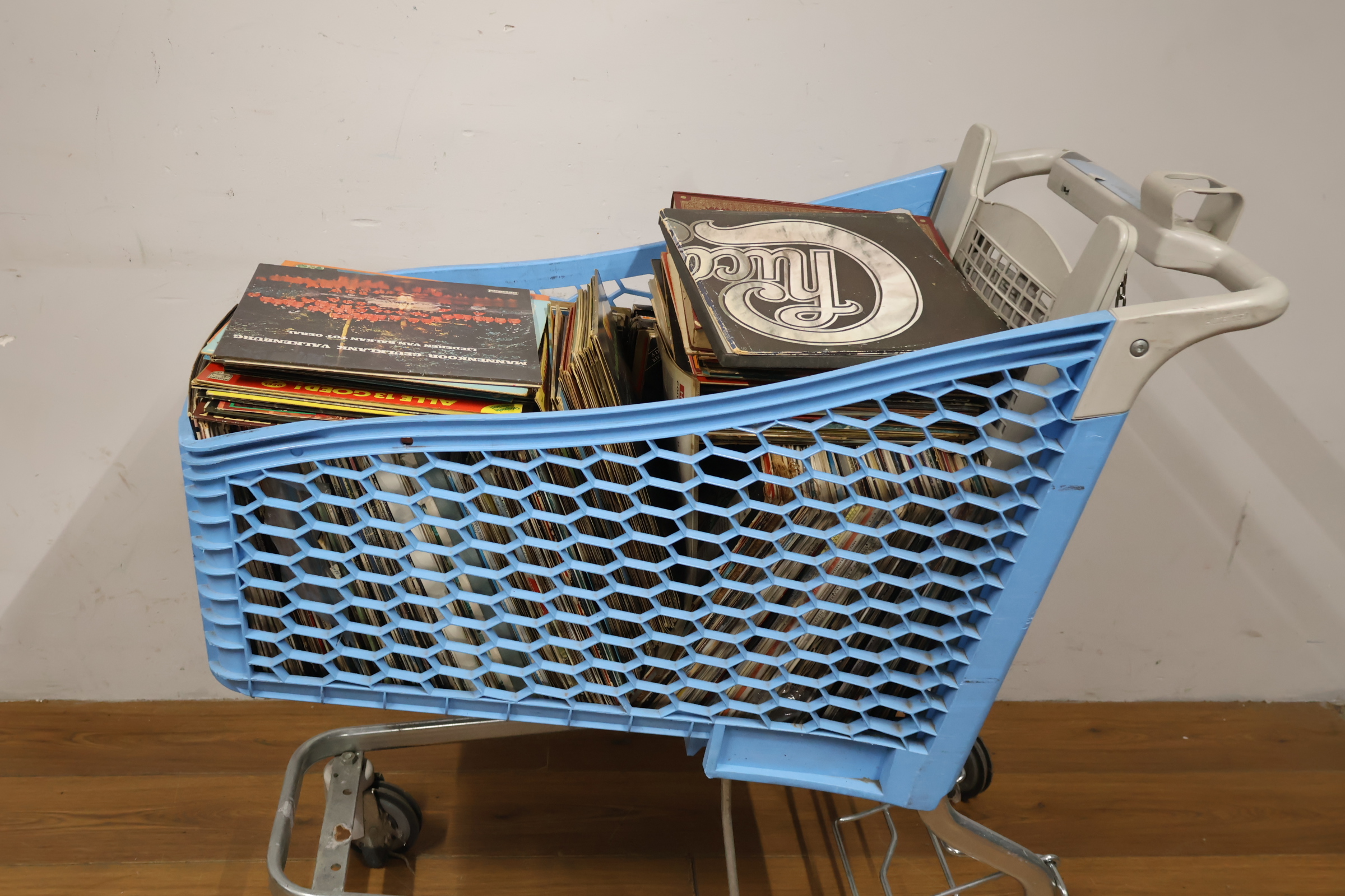 Boodschappenwagen gevuld met boeken en platen – foto 6 – kavel bij GSD Auctions, Zoeterwoude