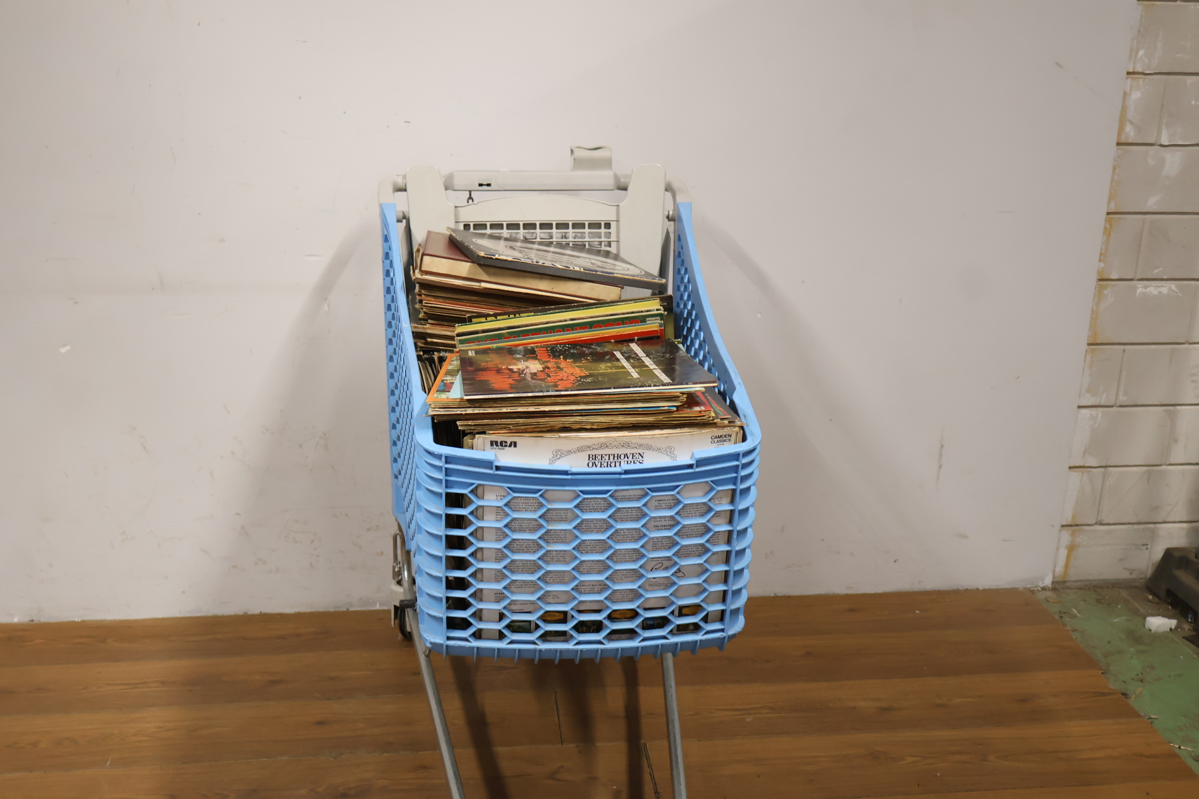 Boodschappenwagen gevuld met boeken en platen – foto 7 – kavel bij GSD Auctions, Zoeterwoude