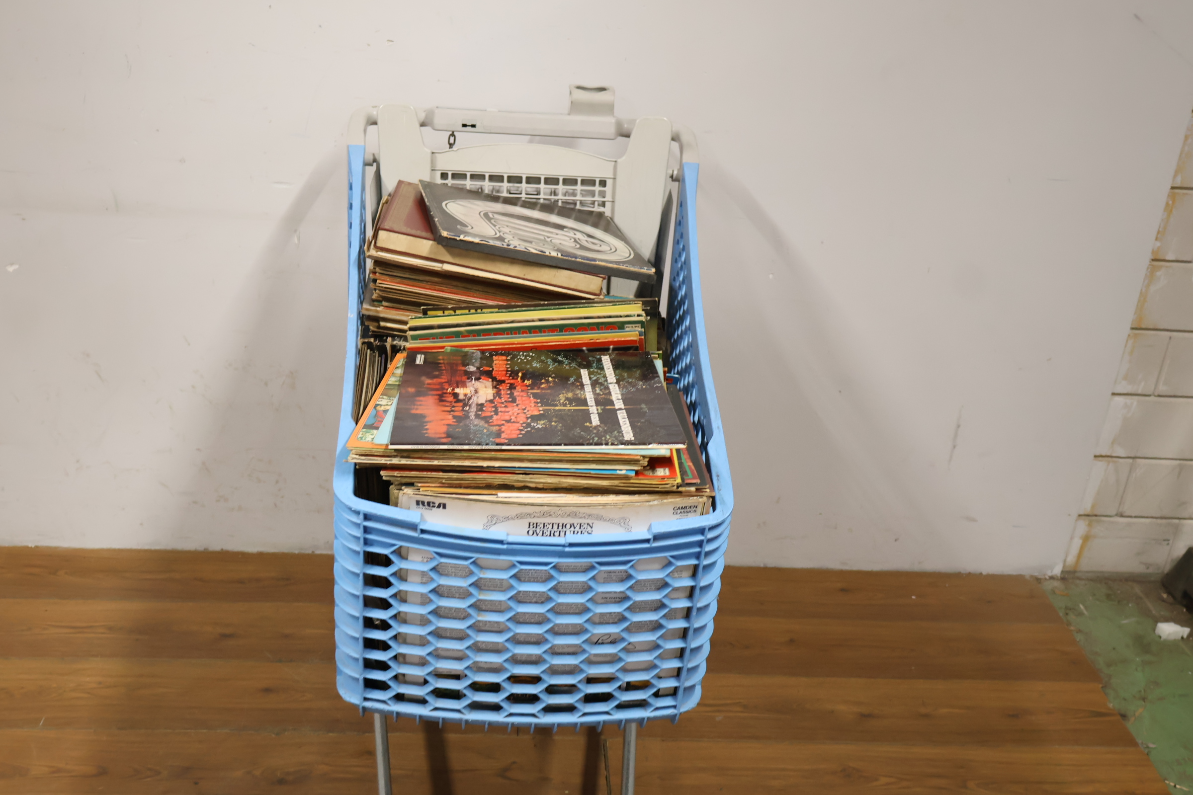Boodschappenwagen gevuld met boeken en platen – foto 8 – kavel bij GSD Auctions, Zoeterwoude