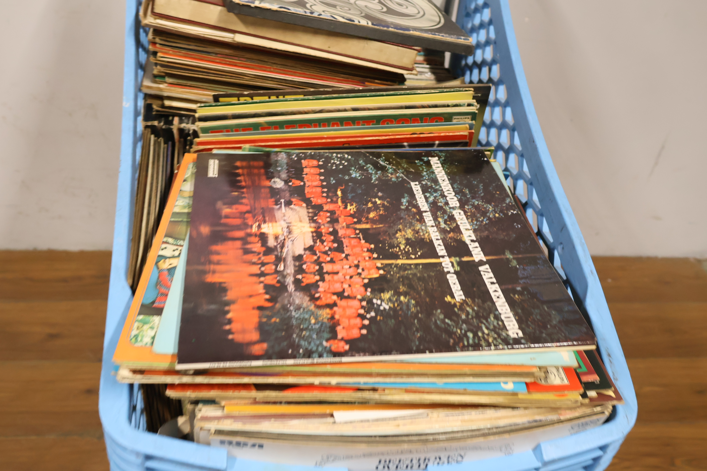 Boodschappenwagen gevuld met boeken en platen – foto 9 – kavel bij GSD Auctions, Zoeterwoude