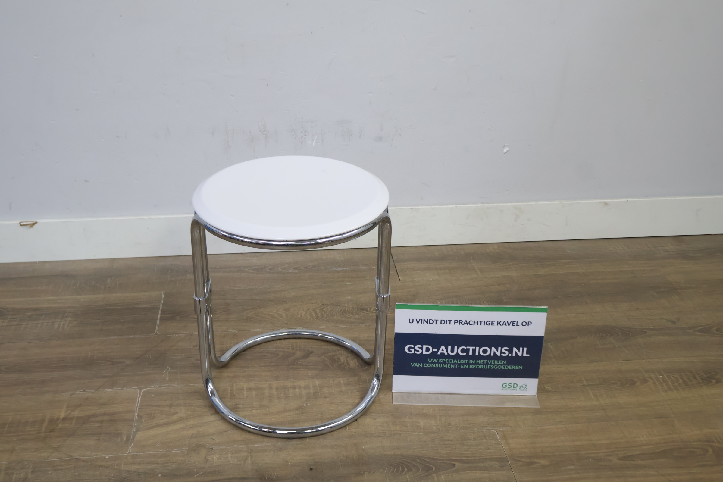 Verchroomde bijzettafel met wit tafelblad – foto 2 – kavel bij GSD Auctions, Zoeterwoude