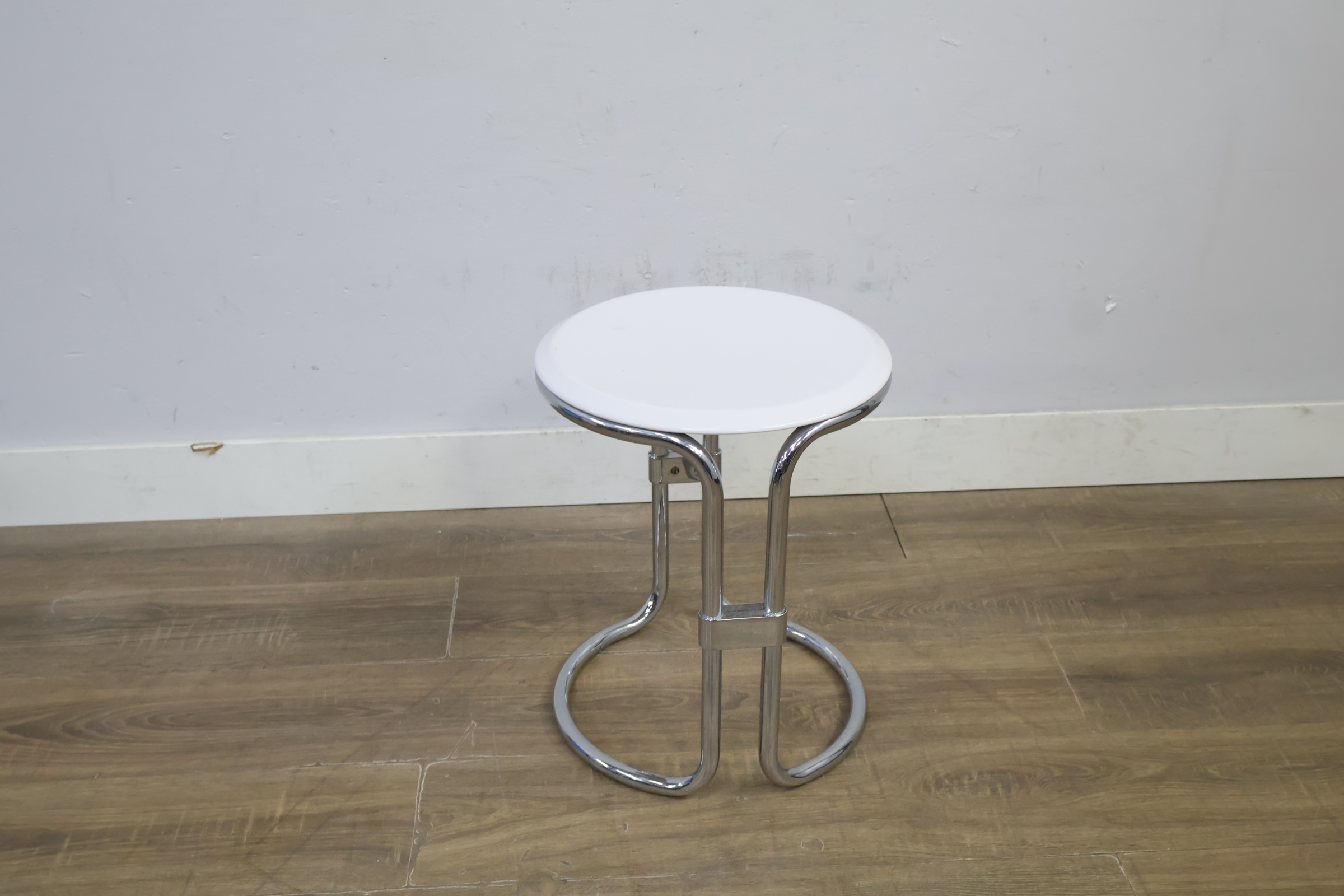 Verchroomde bijzettafel met wit tafelblad – foto 3 – kavel bij GSD Auctions, Zoeterwoude