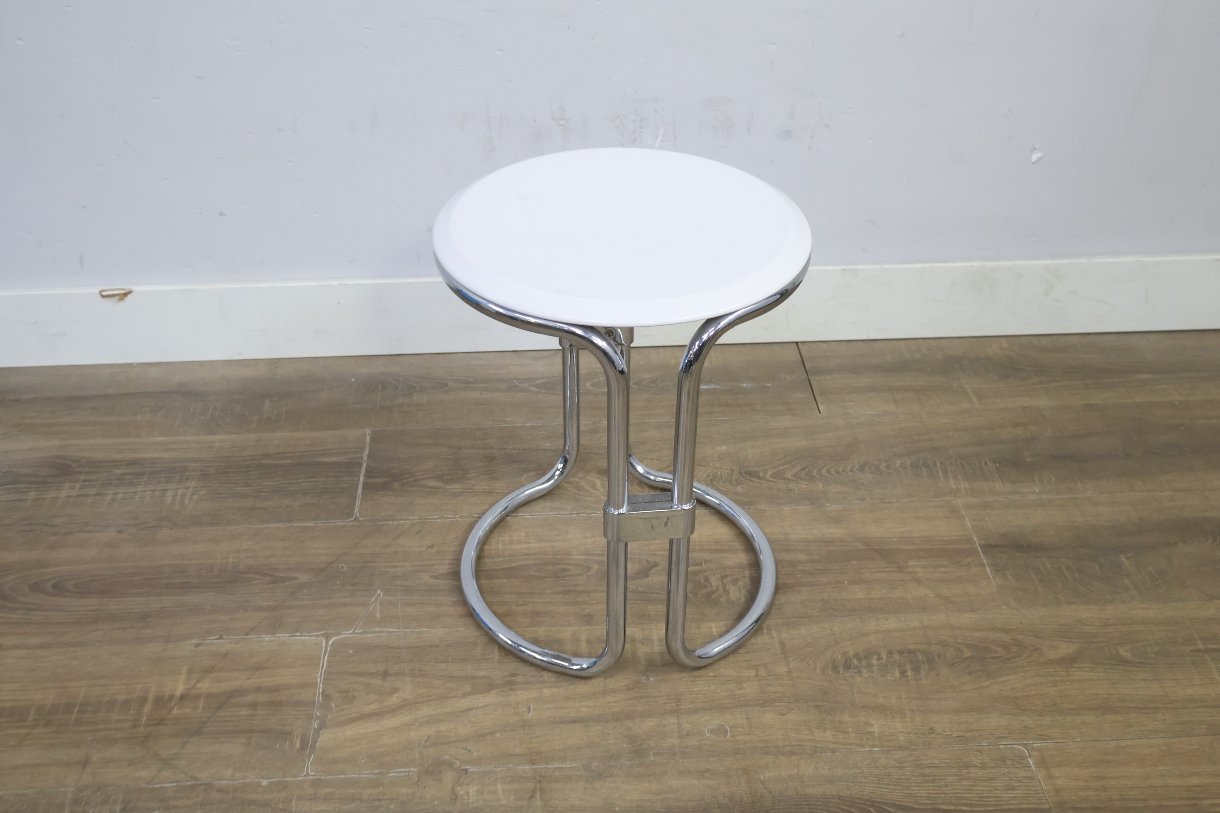 Verchroomde bijzettafel met wit tafelblad – foto 4 – kavel bij GSD Auctions, Zoeterwoude