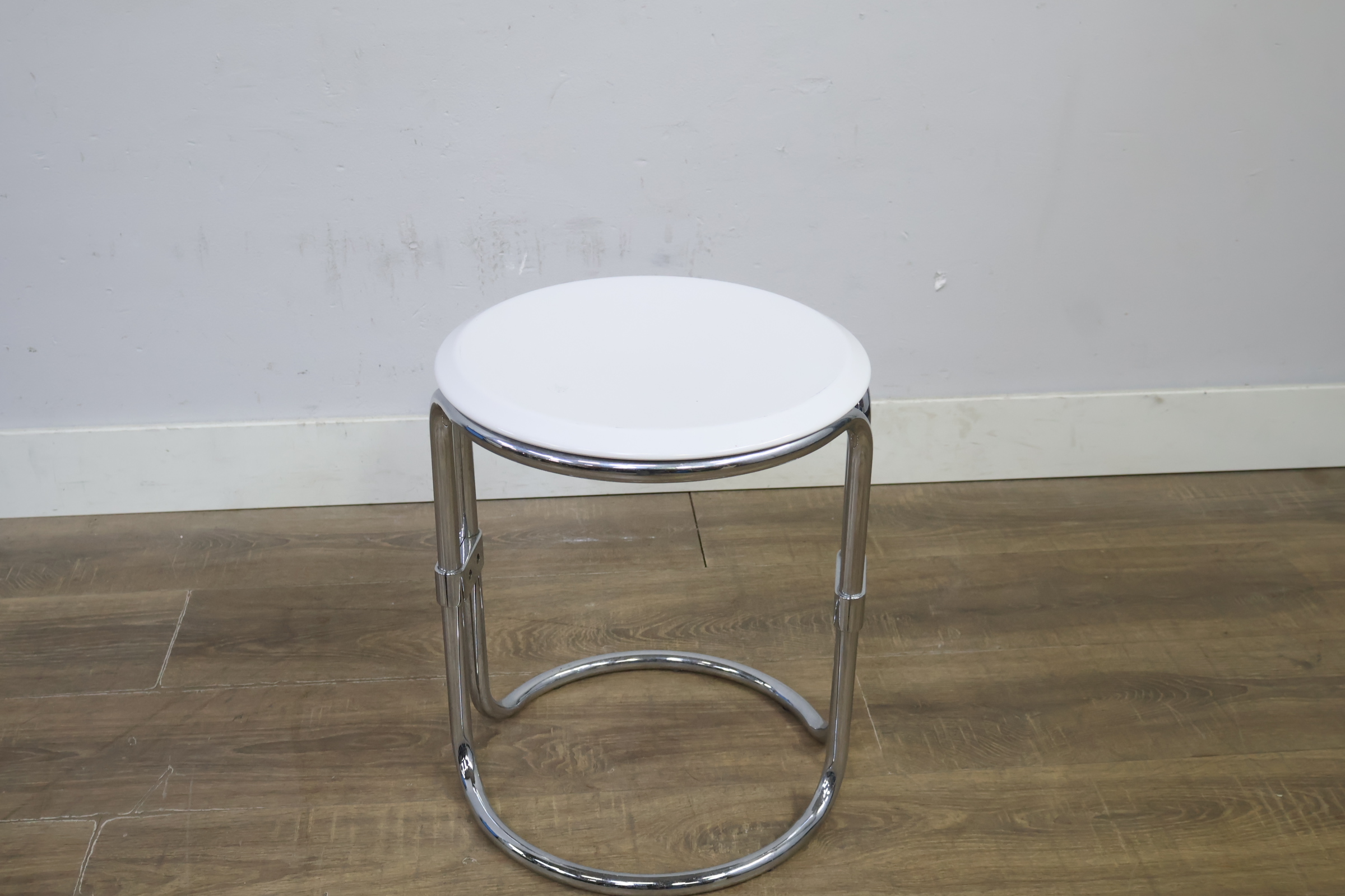 Verchroomde bijzettafel met wit tafelblad – foto 5 – kavel bij GSD Auctions, Zoeterwoude